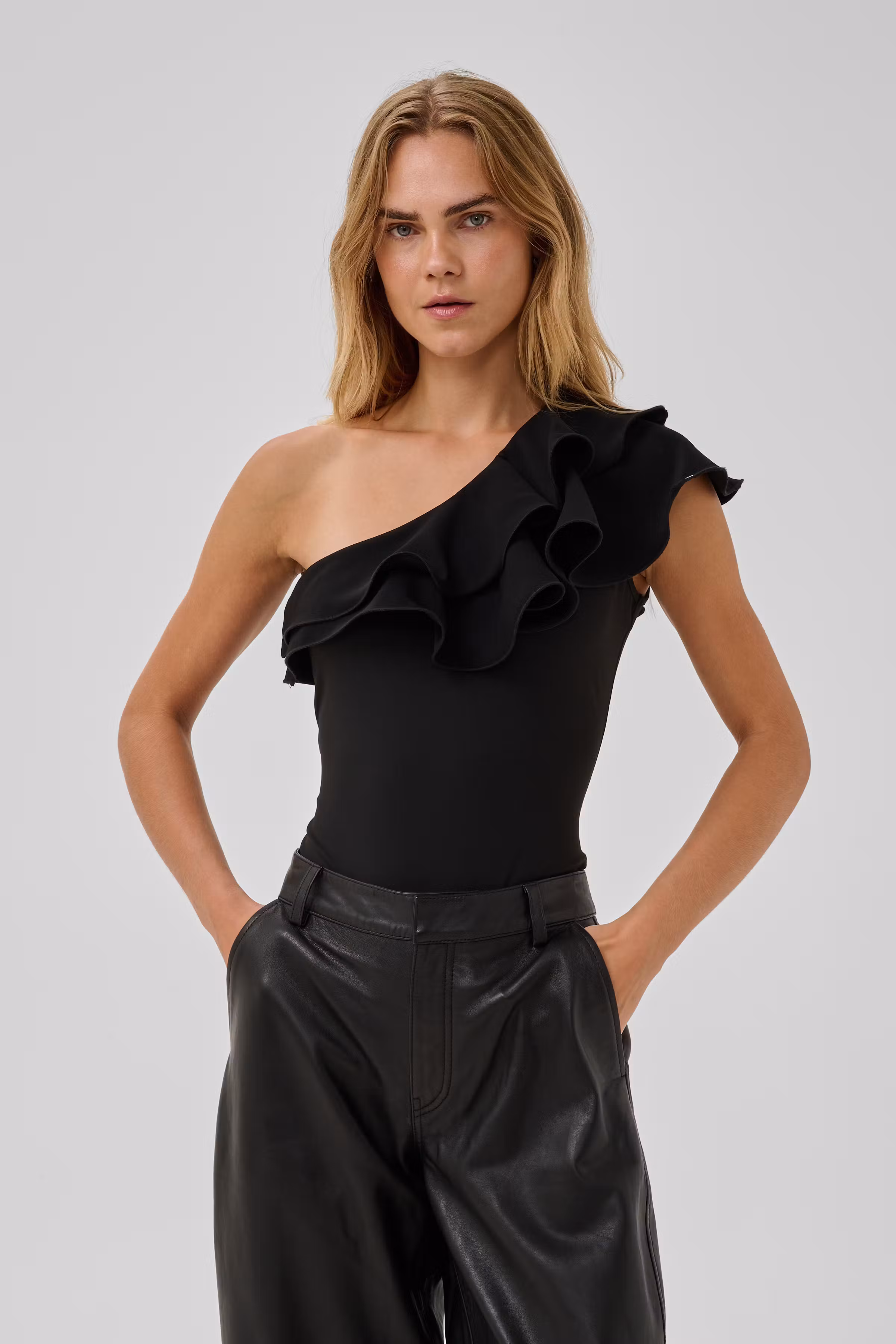 MWMille One-Shoulder-Body LOOKBOOK FRONT 10705780-100031