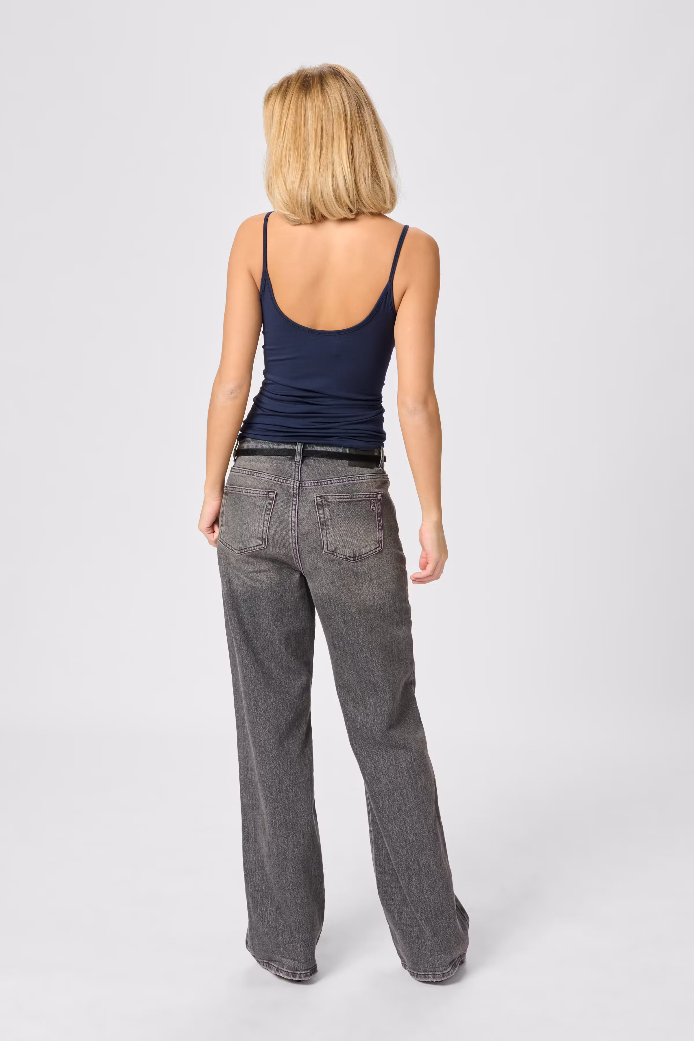 17 THE MODAL TOP LOOKBOOK BACK 10703599-194010