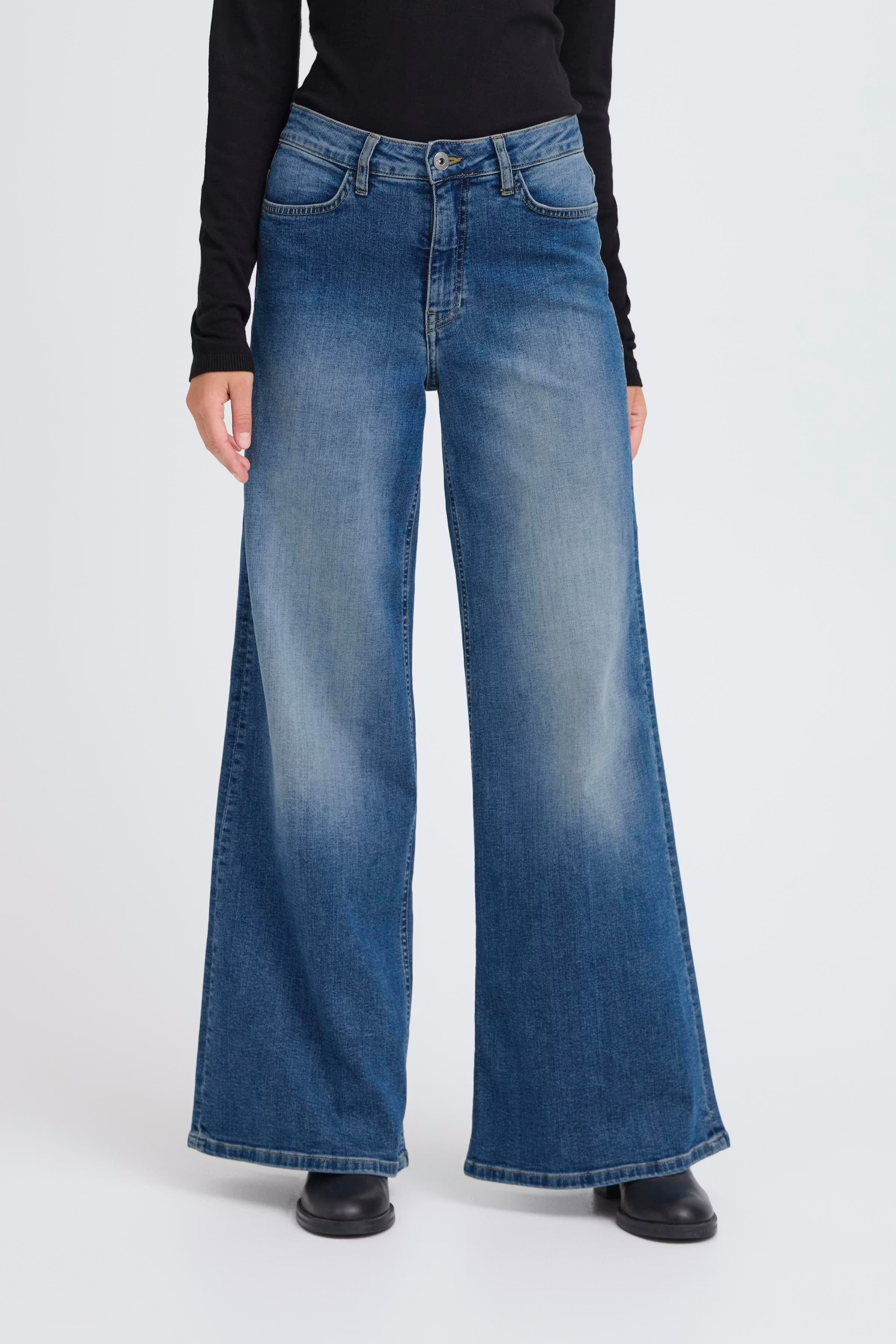 IHTWIGGY WIDE Jeans LOOKBOOK FRONT 20119022-19037