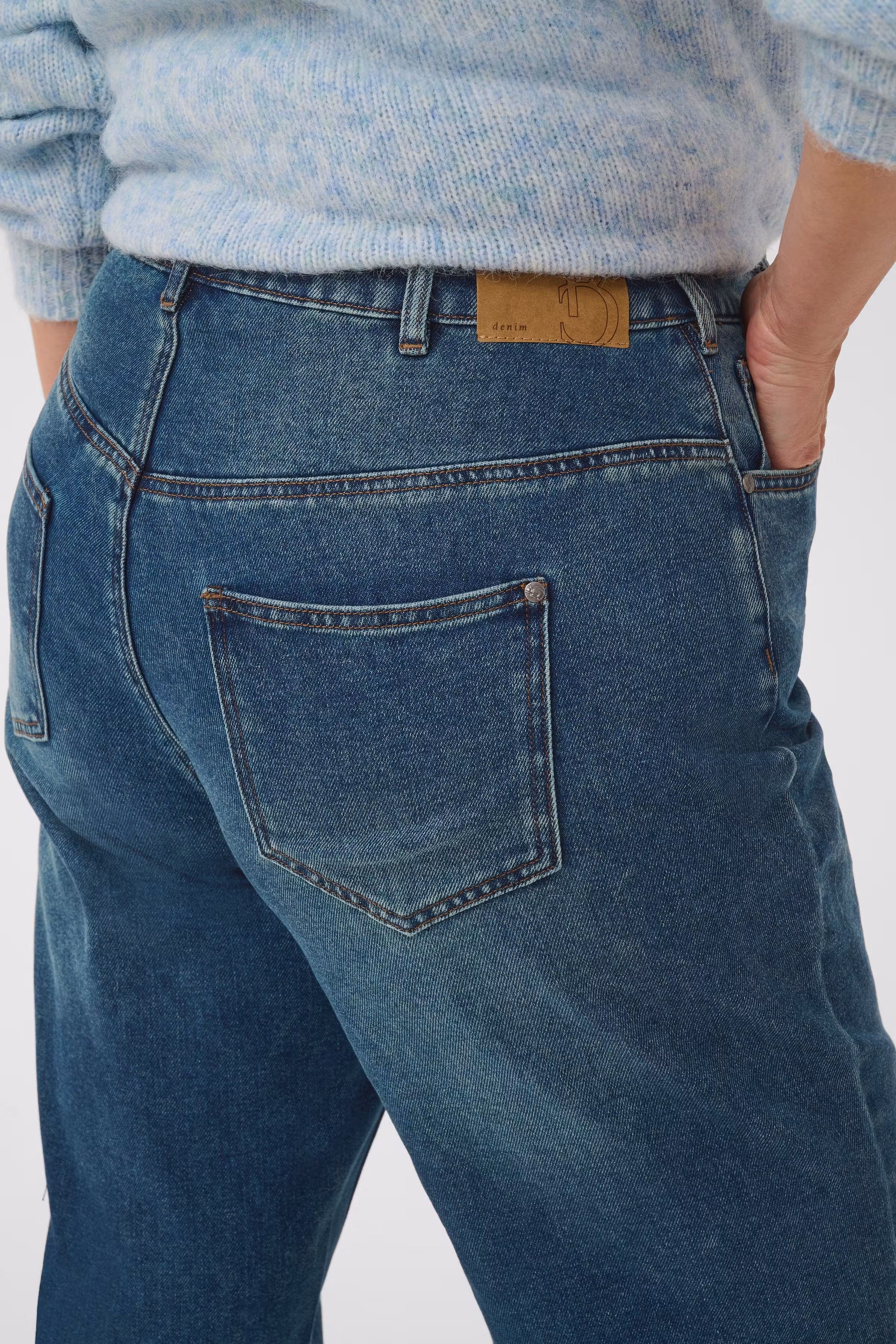 KCninna Cropped Barrel Jeans LOOKBOOK DETAIL 10584035-110018