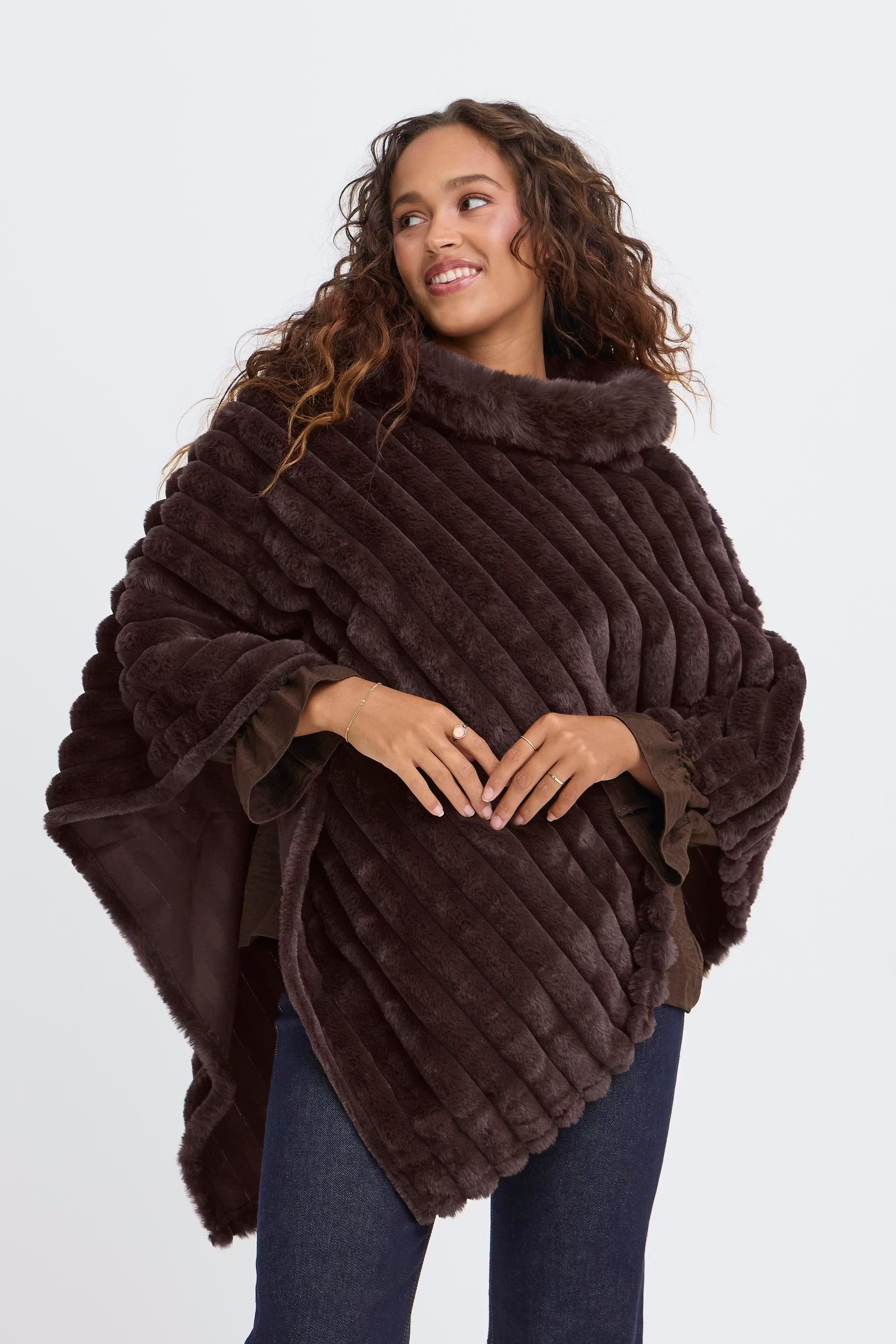 SBDANIO Poncho LOOKBOOK FRONT 22101097-191109