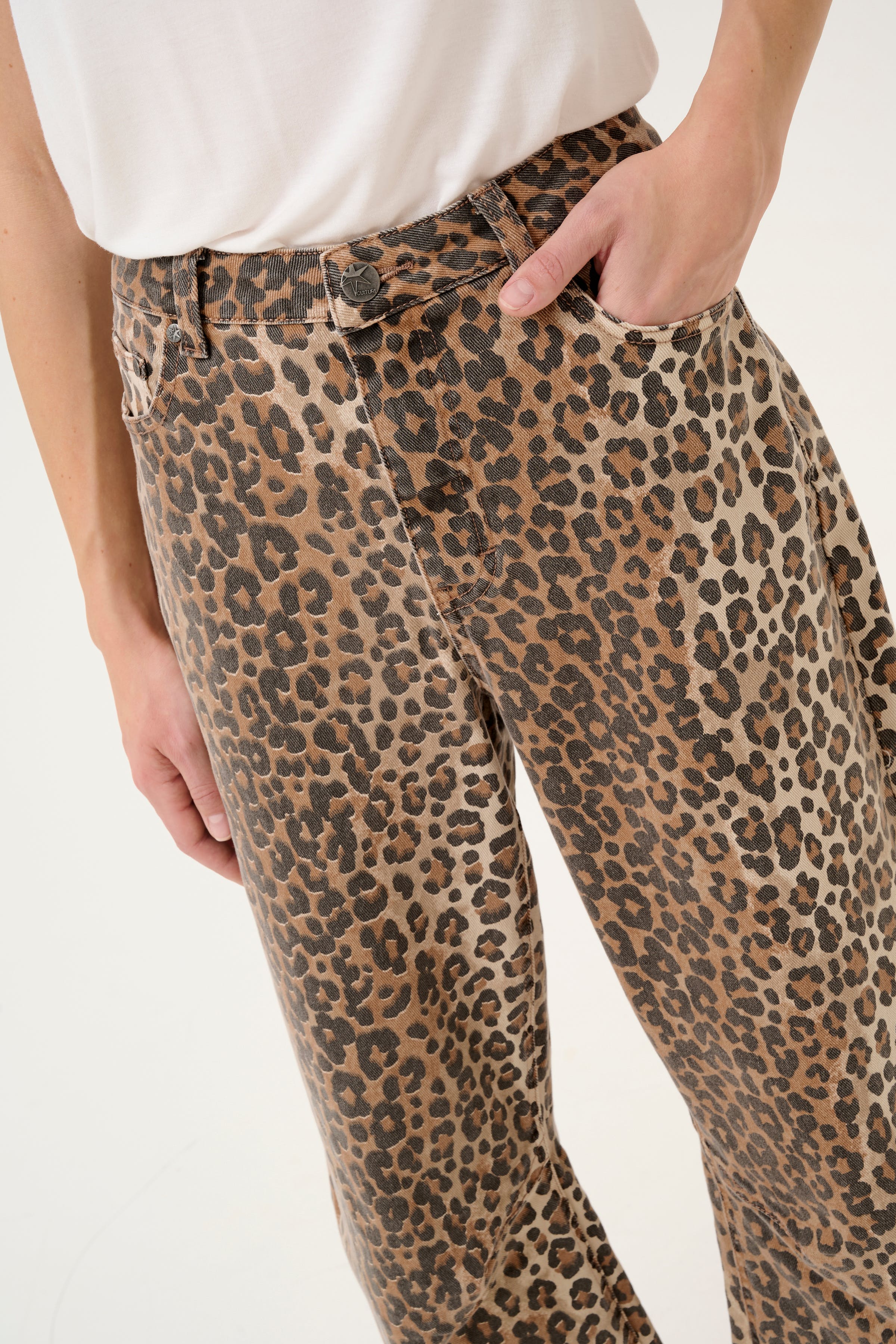 CUaliena Barrel Luipaardbroek LOOKBOOK DETAIL 50111655-107355