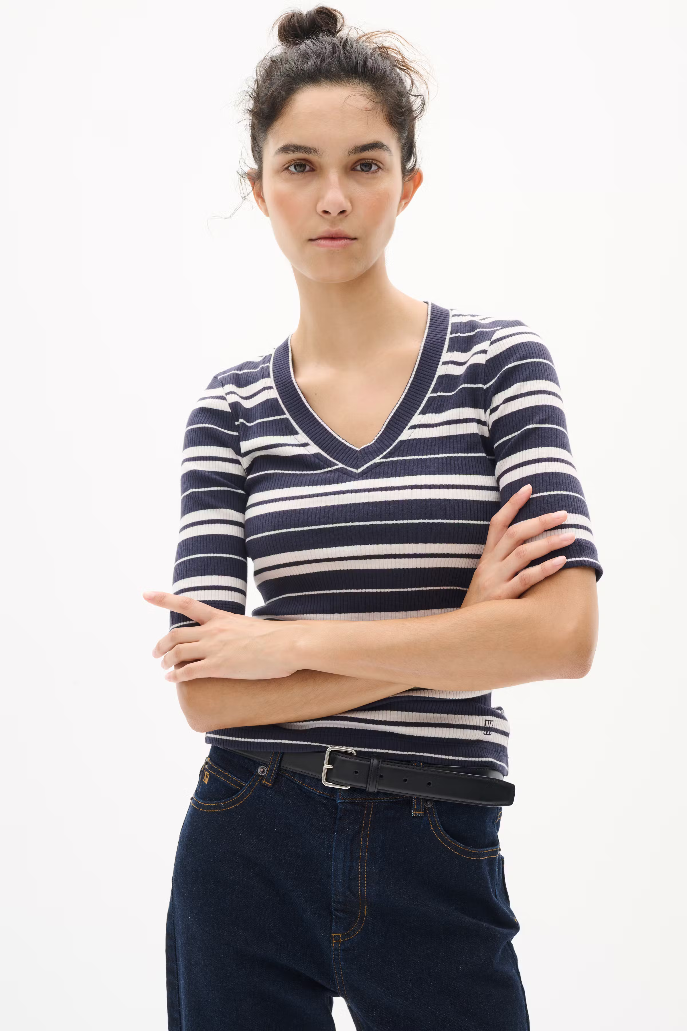 DagnaIW Striped V T-shirt LOOKBOOK FRONT 30107270-303827