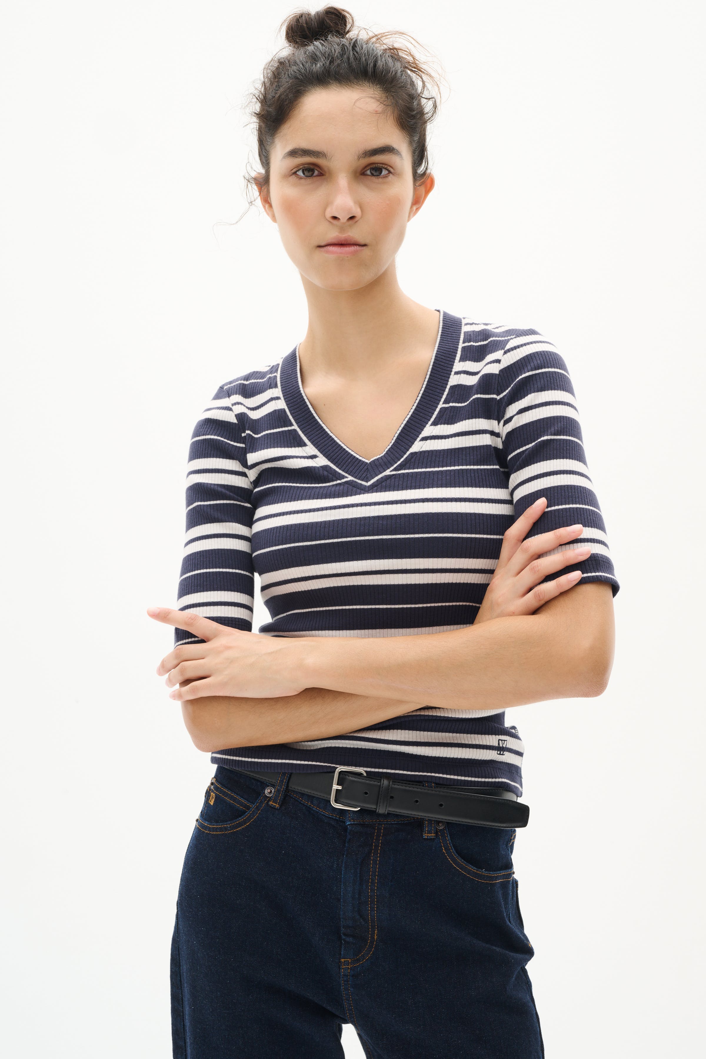 DagnaIW Striped V T-shirt LOOKBOOK FRONT 30107270-303827