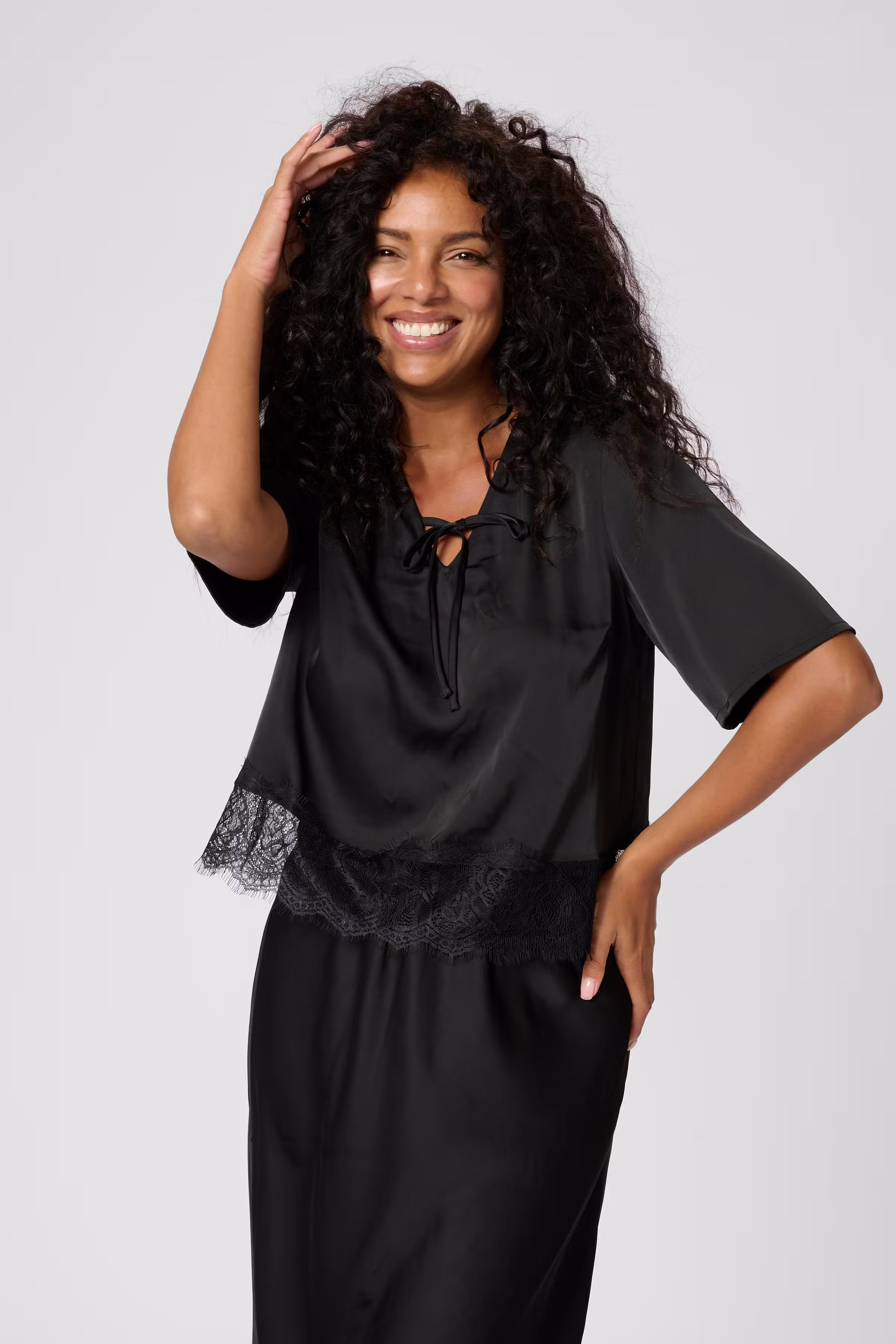KAhilda Blouse LOOKBOOK FRONT 10510269-100121