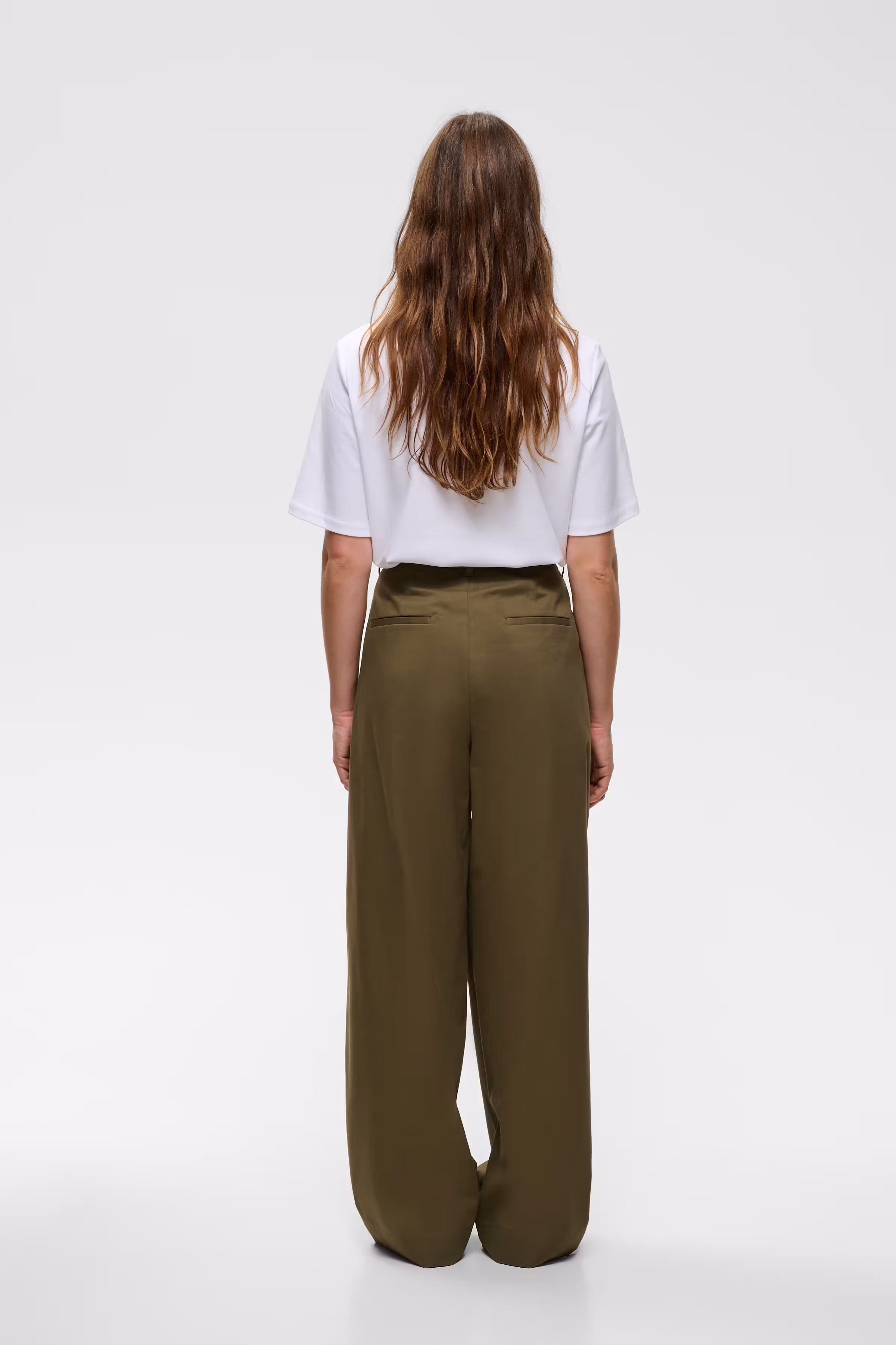 LukkiaIW Hose LOOKBOOK BACK 30111444-190312