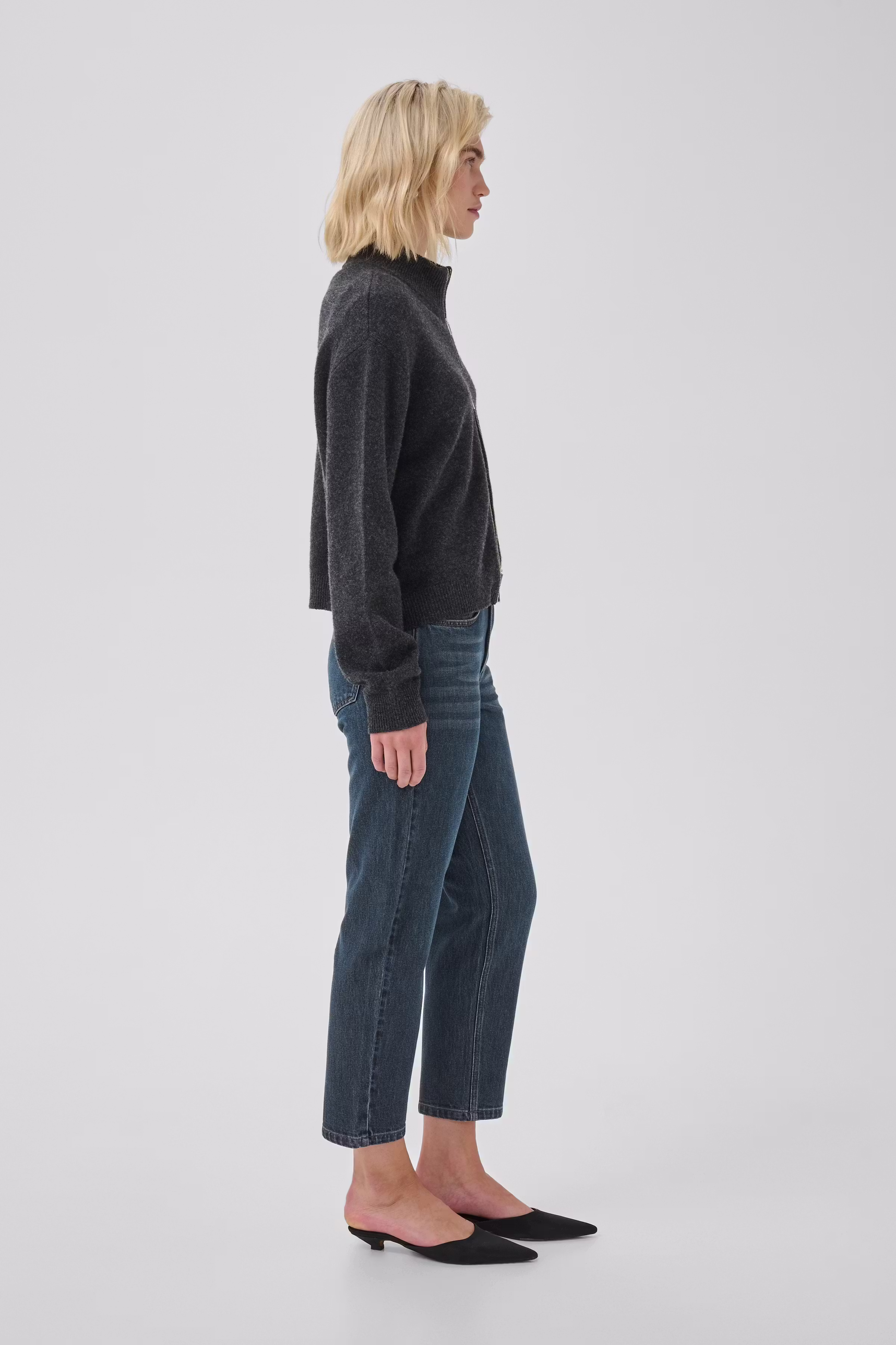 04 THE MOMMY HIGH TAPERED JEANS LOOKBOOK DETAIL 10704537-100062