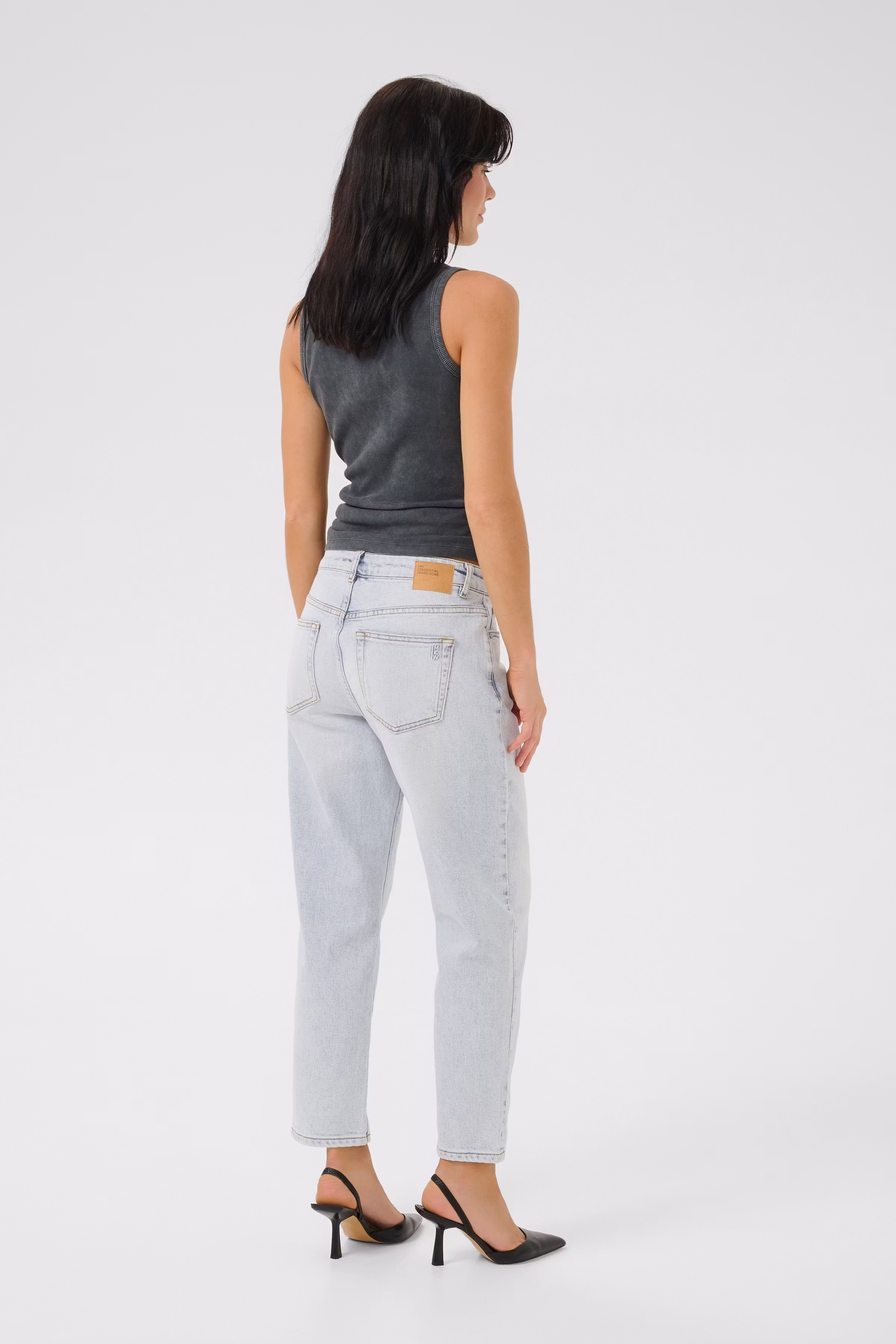 04 THE MOMMY HIGH TAPERED JEANS LOOKBOOK BACK 10704537-100046