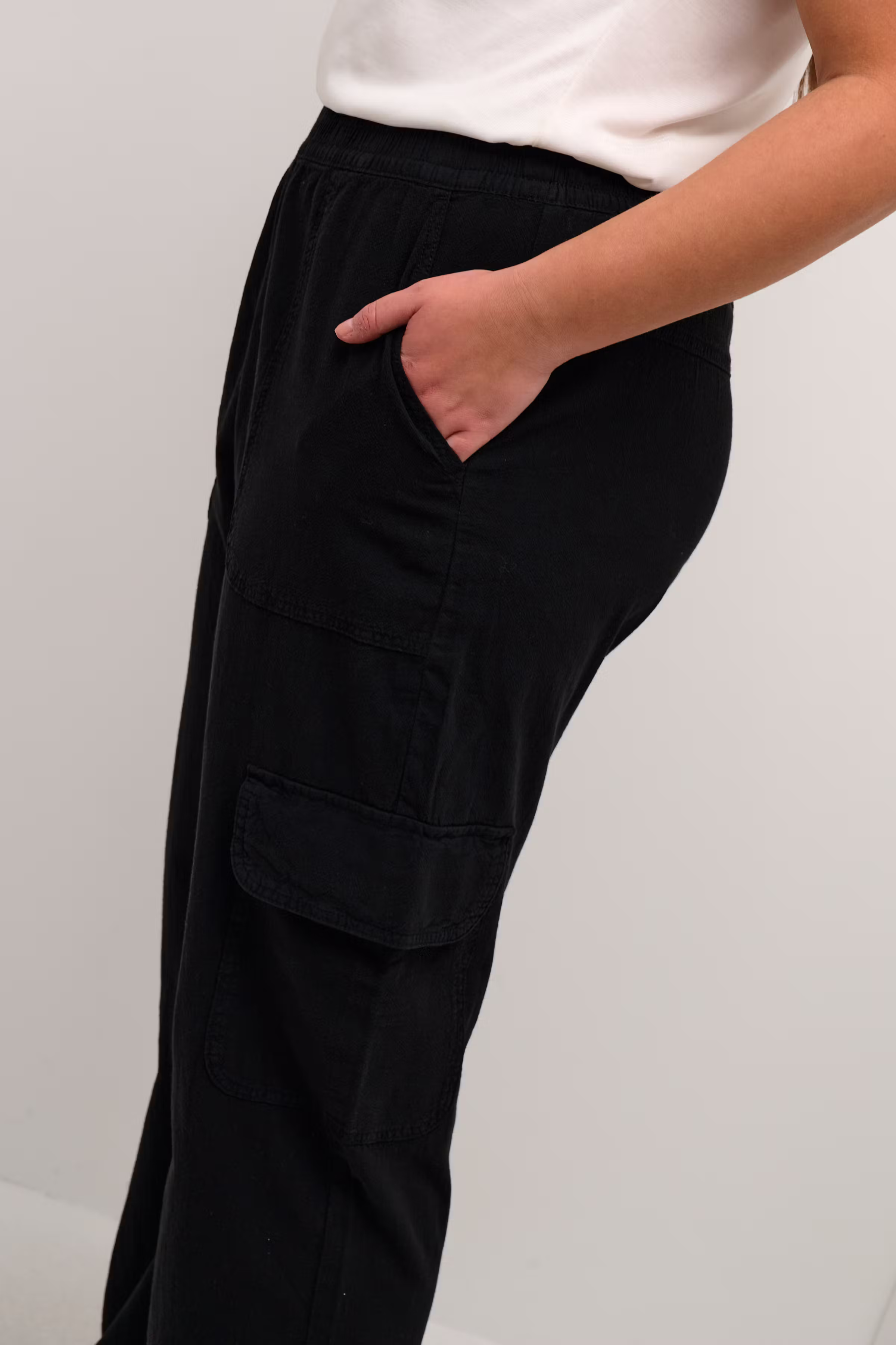 KCnana Cargo Trousers LOOKBOOK DETAIL 10582110-100121