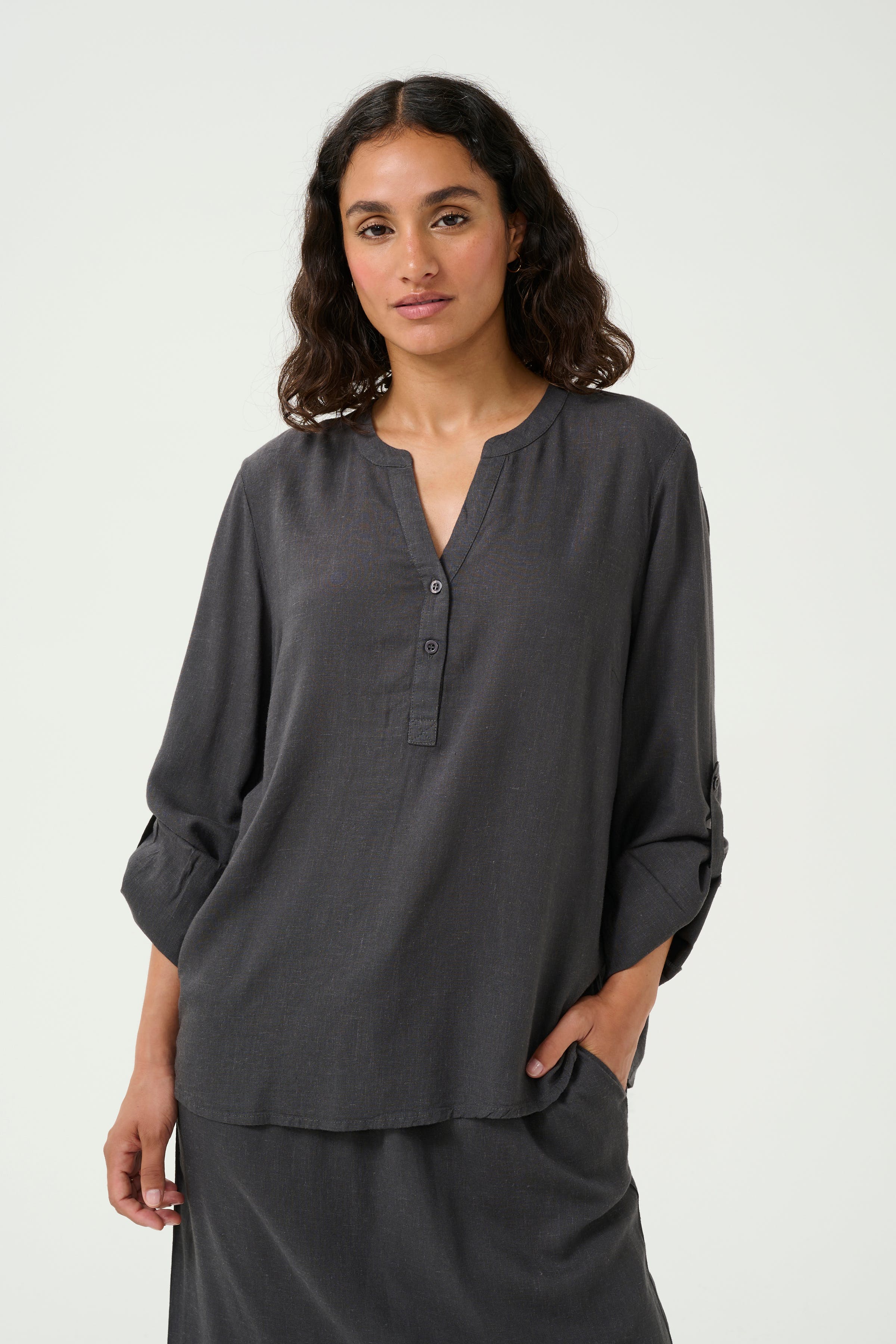 KAmilia Leinen Bluse LOOKBOOK FRONT 10508313-190205