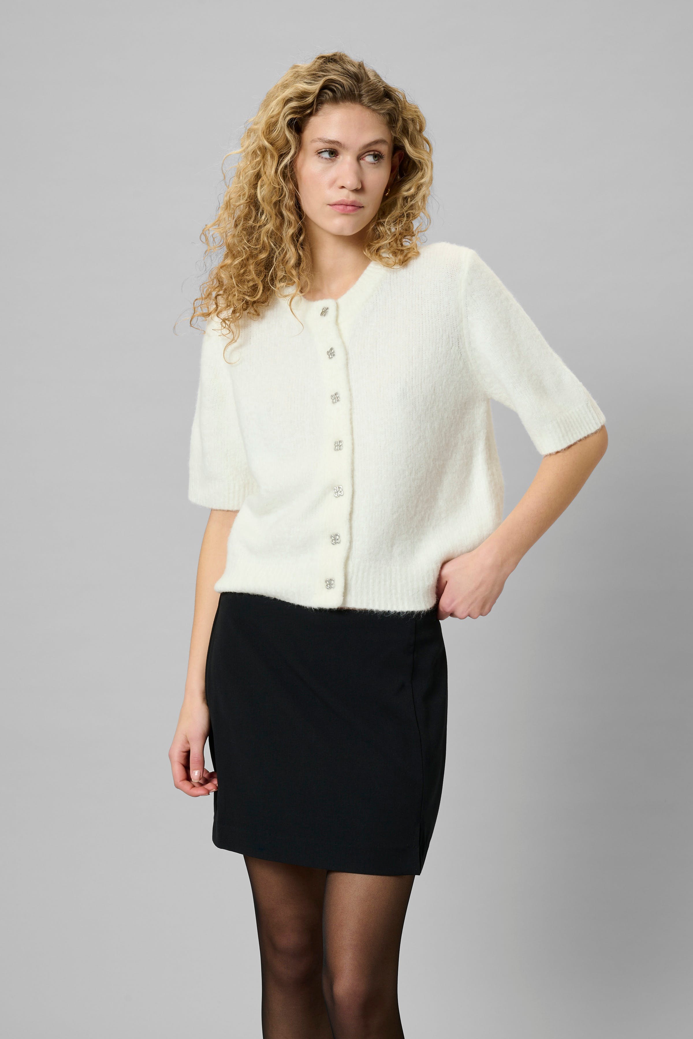 EllieMW Cardigan LOOKBOOK FRONT 10705114-110602