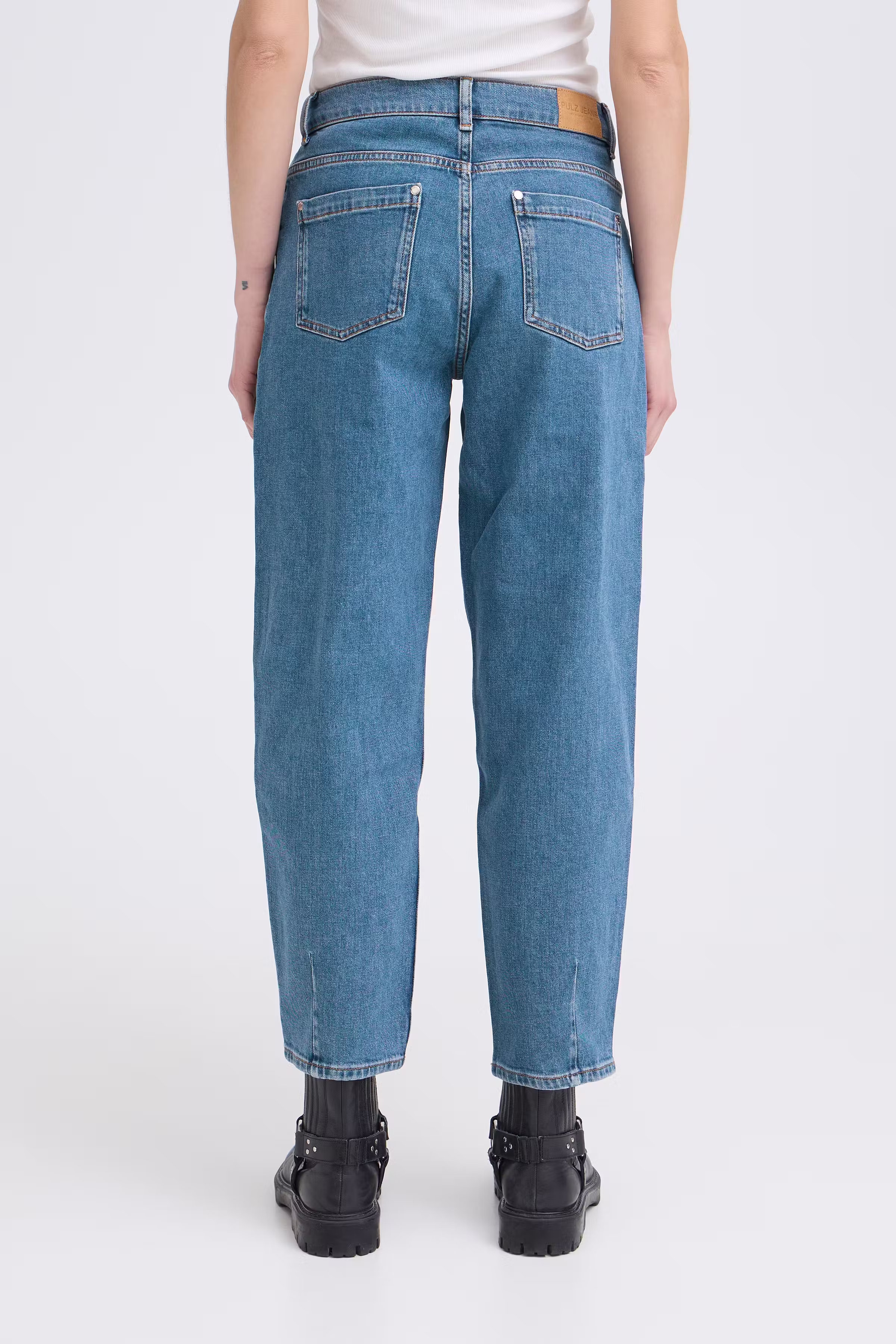 PZLIRA UHW Jeans Tapered Leg LOOKBOOK BACK 50209032-200005