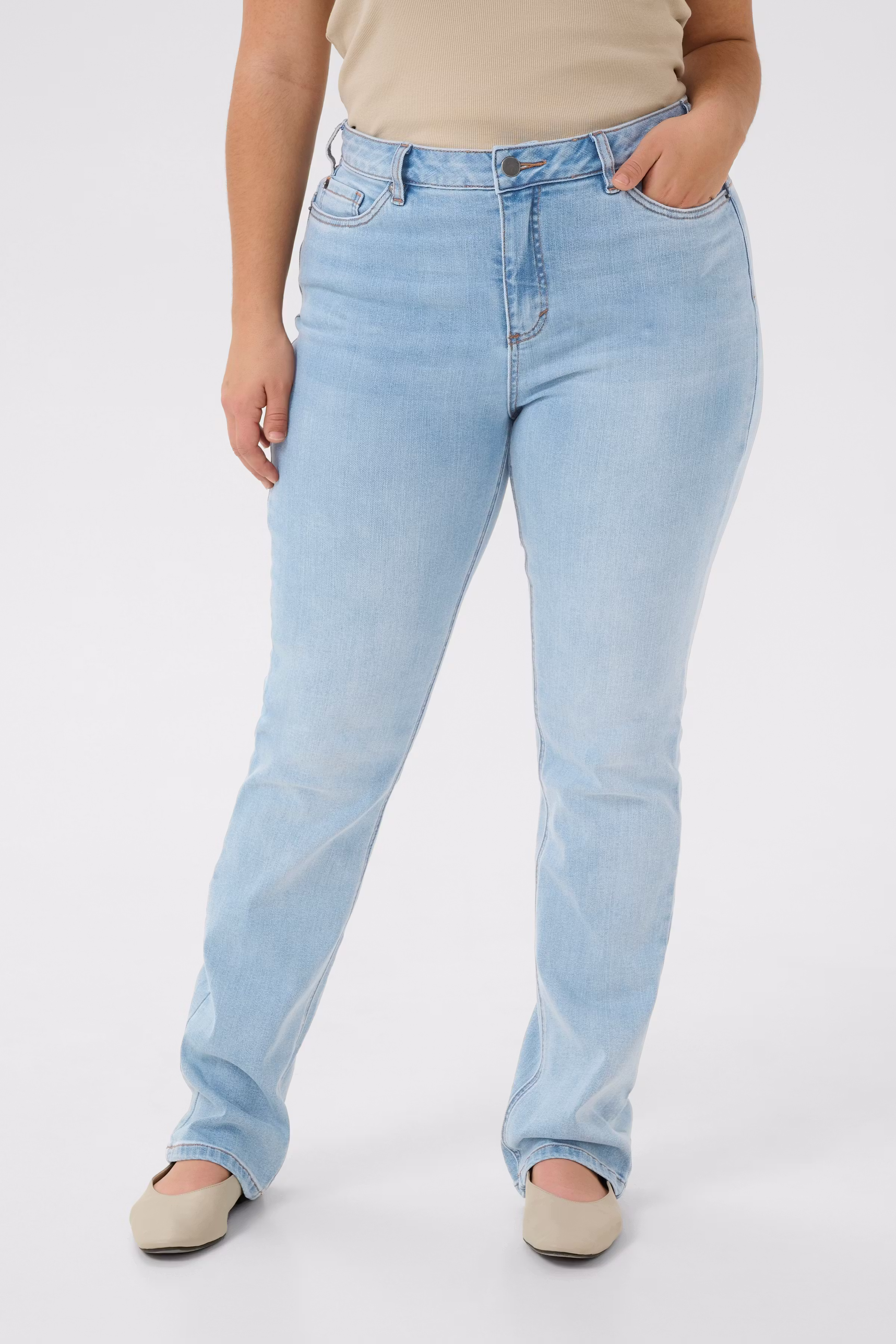 KCsina Straight Jeans LOOKBOOK FRONT 10582888-101012