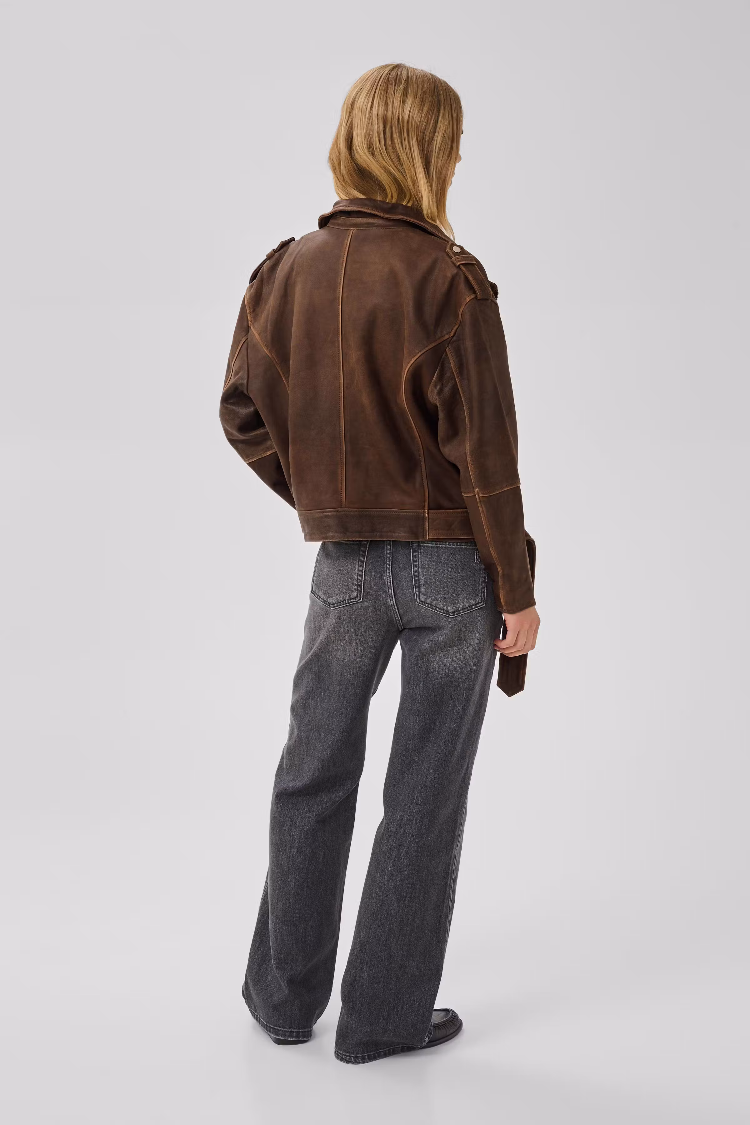 01 THE GILO LEATHER JACKET LOOKBOOK BACK 10704658-105575