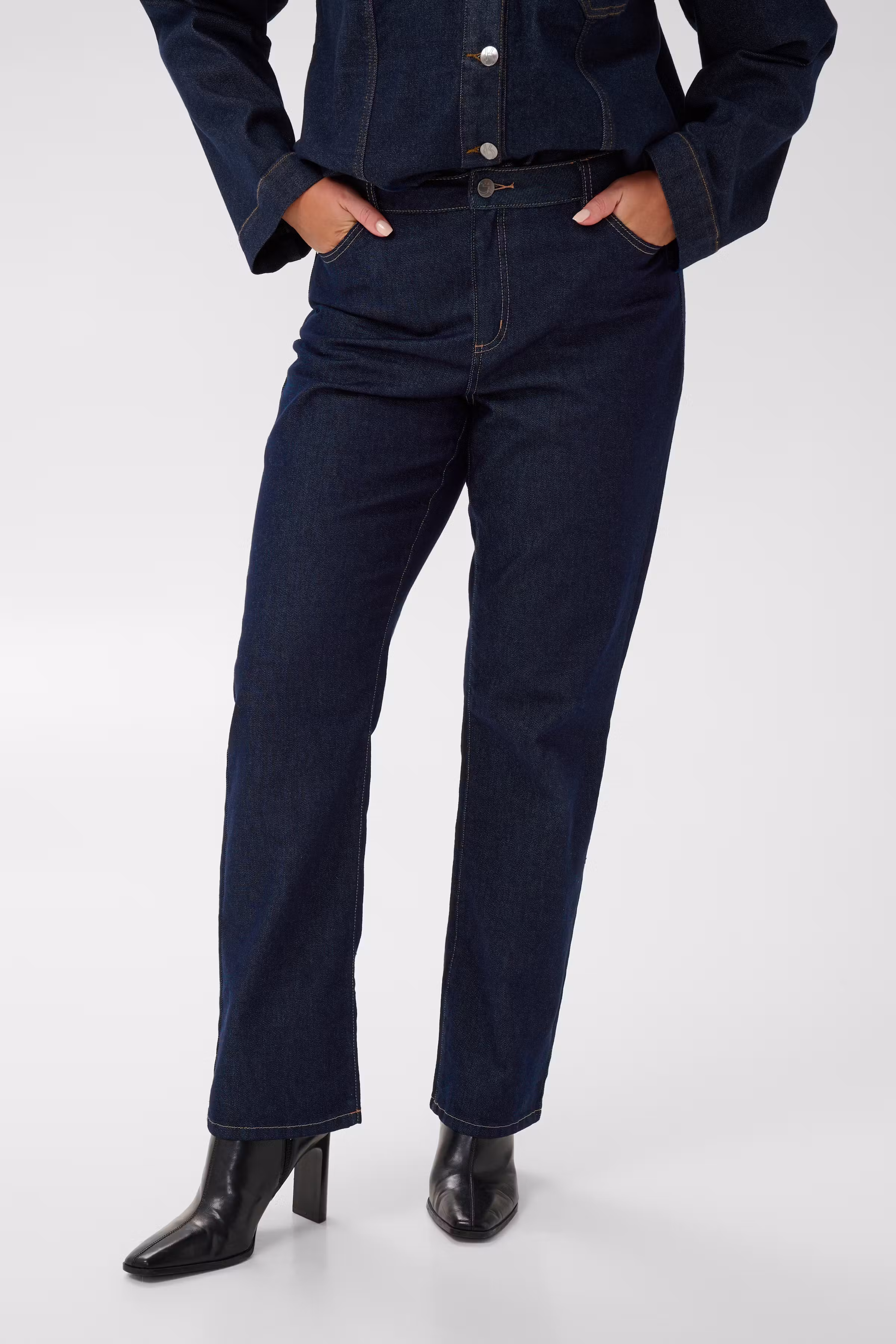 KCflora Straight Jeans LOOKBOOK FRONT 10584394-109824