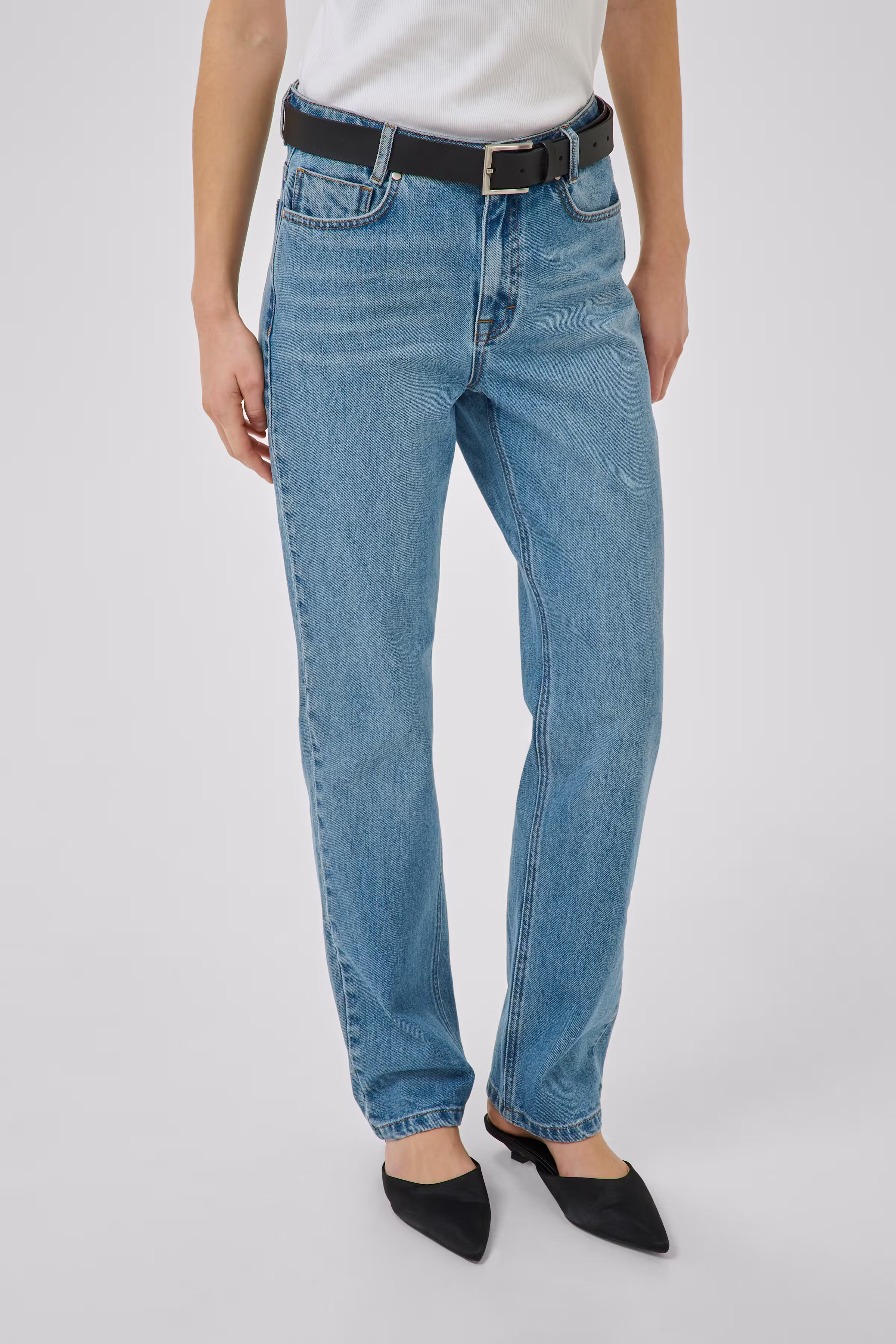 07 THE ISA HIGH STRAIGHT JEANS LOOKBOOK FRONT 10705264-100053