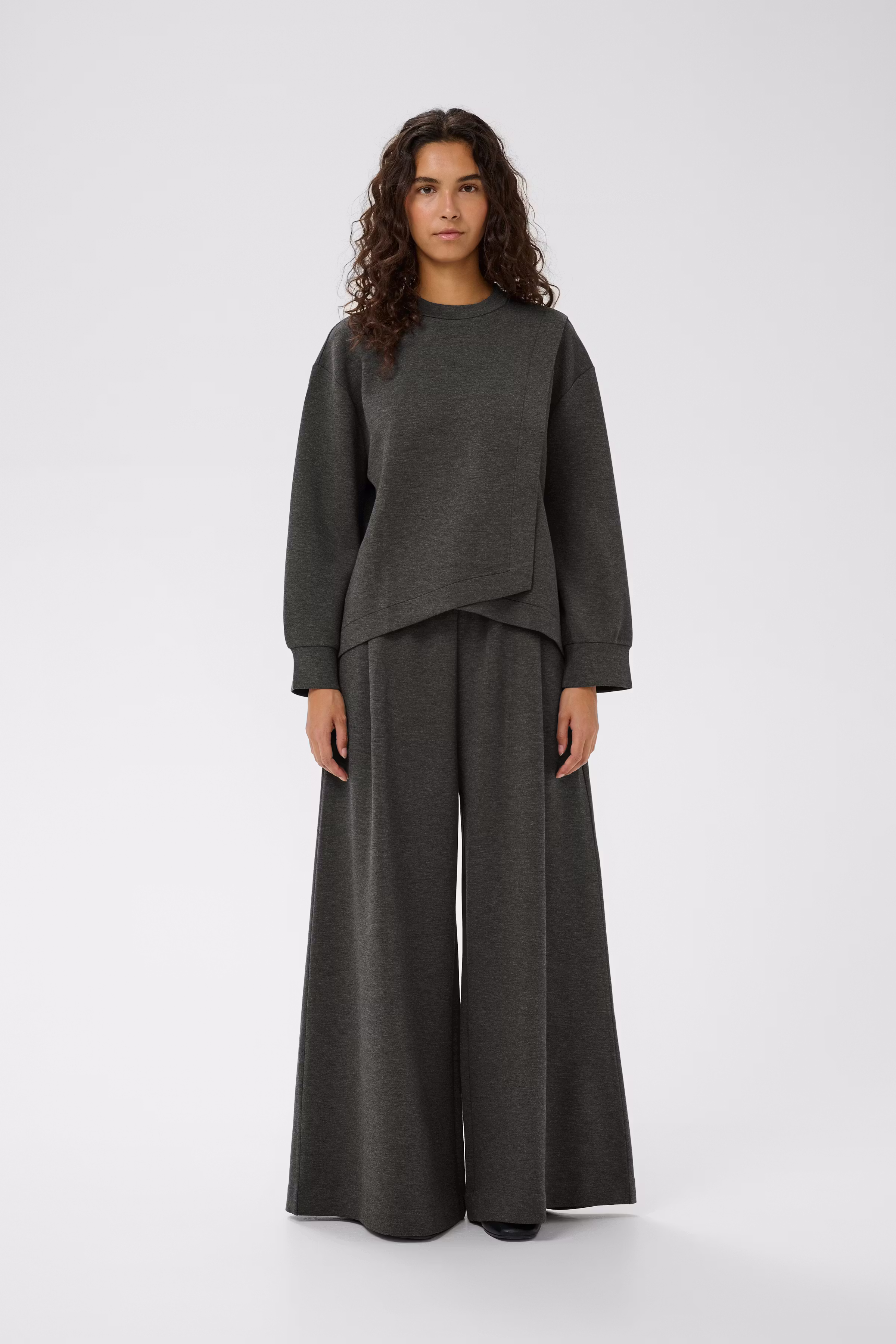 GidaIW Sweatshirt LOOKBOOK FRONT 30111104-300596