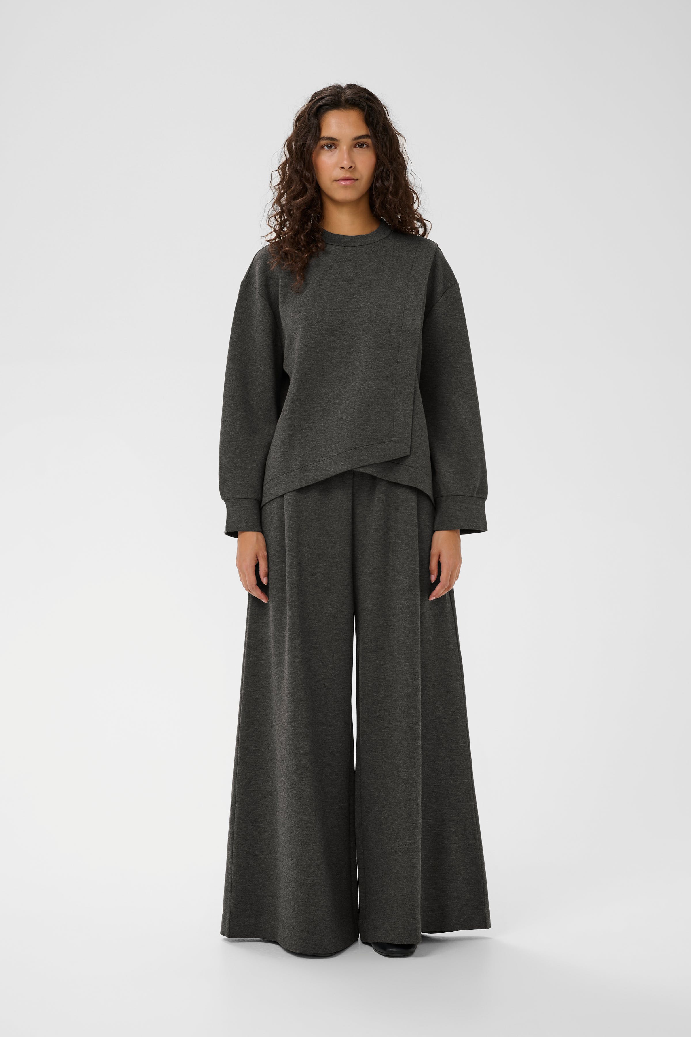 GidaIW Sweatshirt LOOKBOOK FRONT 30111104-300596