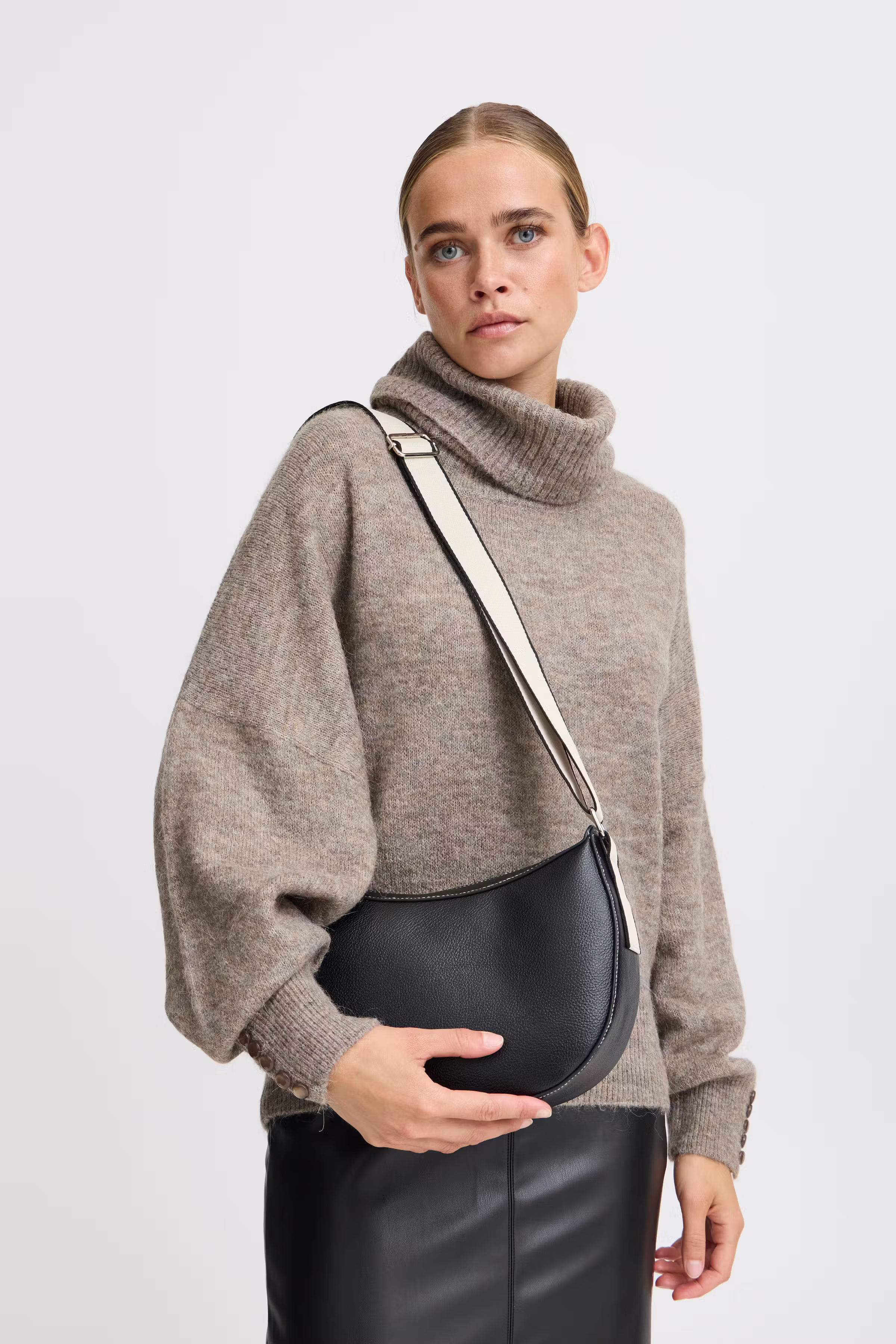 IABODIL Pose LOOKBOOK FRONT 20122022-194008