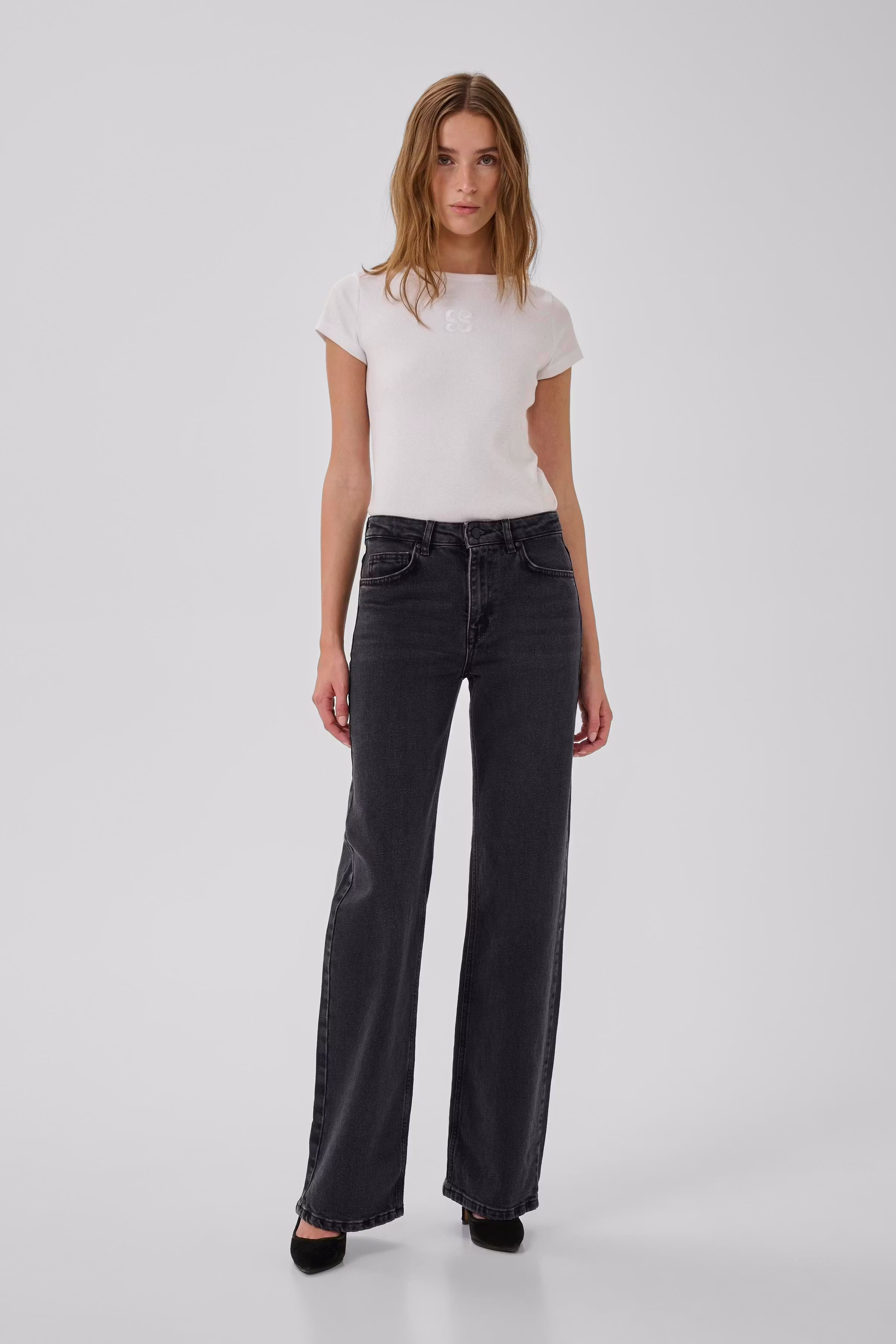 05 THE LOUIS HIGH WIDE JEANS LOOKBOOK FRONT 10704222-100070