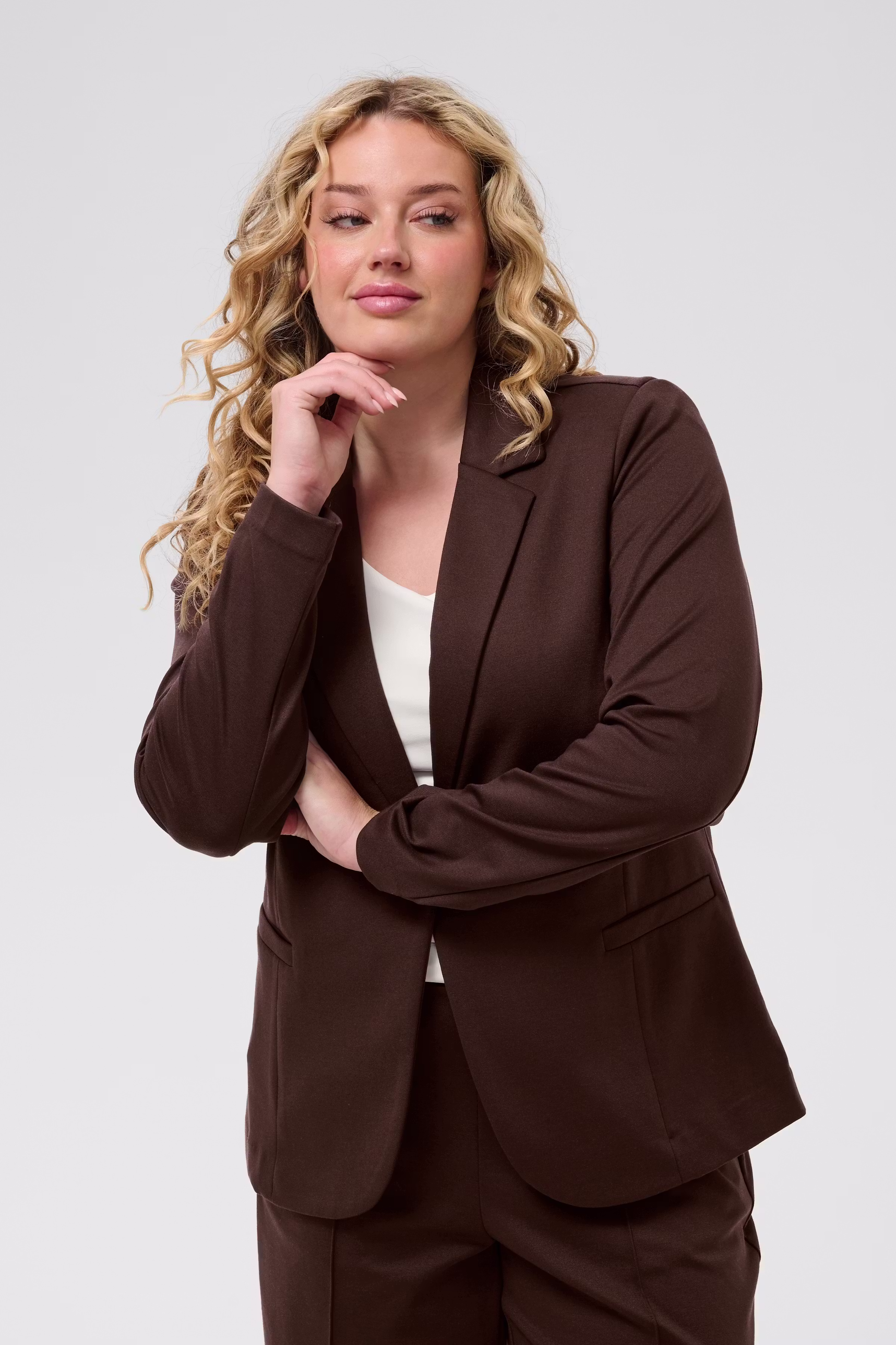KCjenna Blazer LOOKBOOK FRONT 10582130-190915