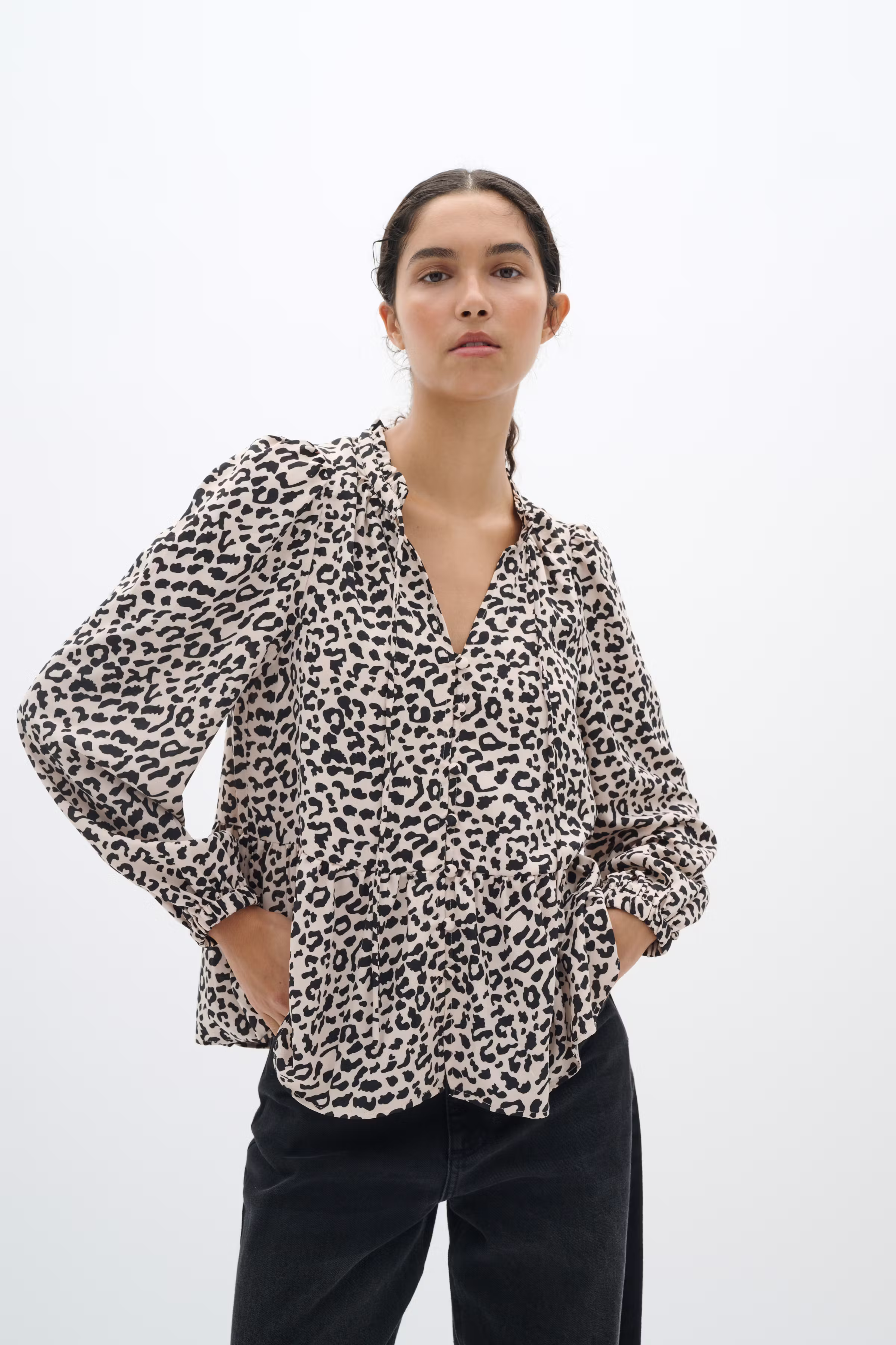 NinahIW Leopard Skjorta LOOKBOOK FRONT 30110400-300824