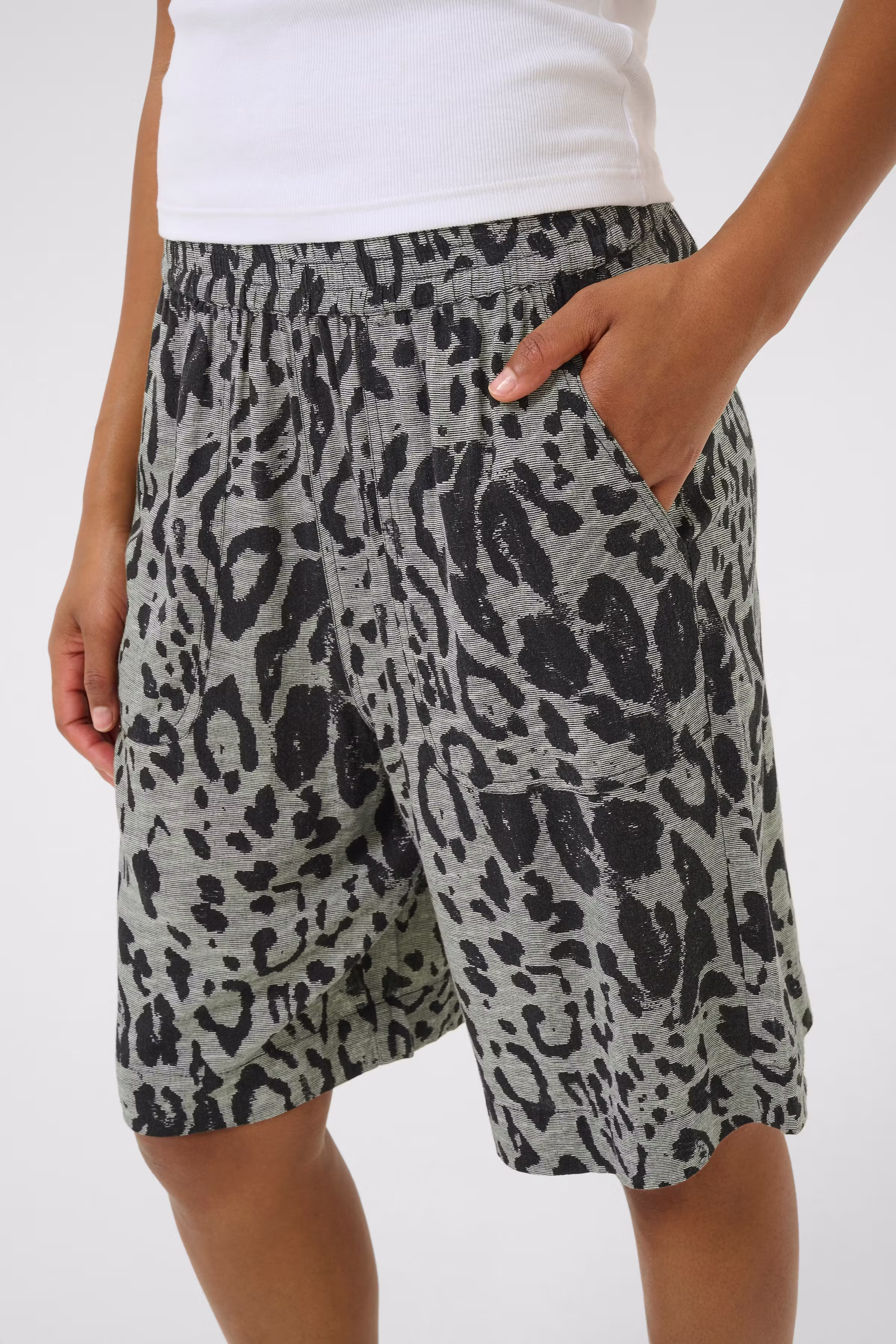 KAmilia Linen Shorts LOOKBOOK DETAIL 10509668-107126