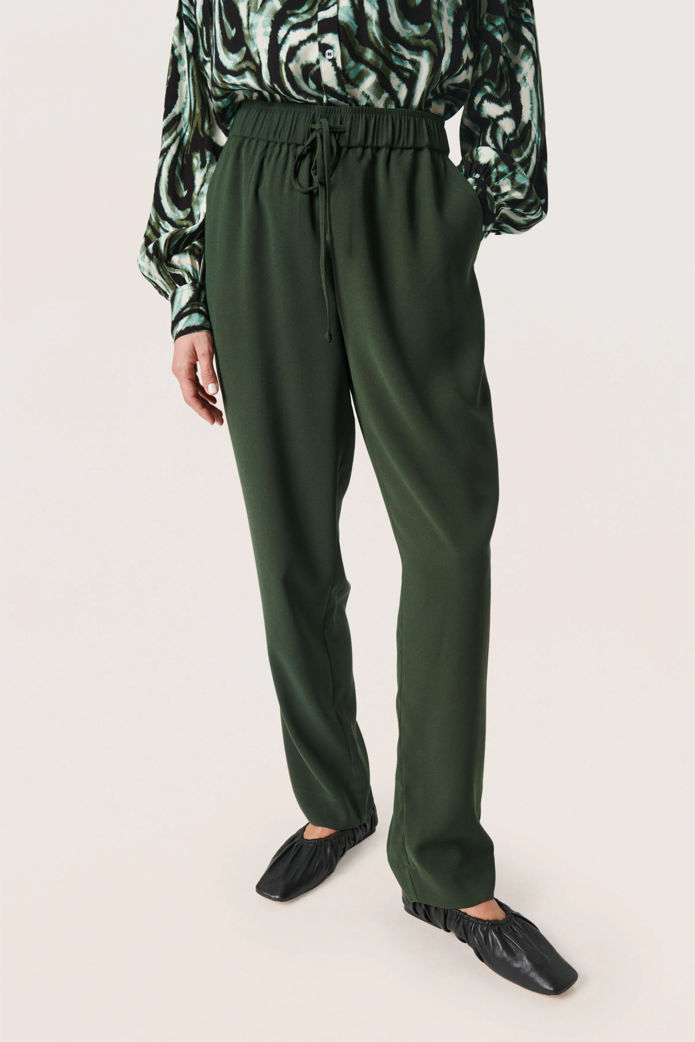 SLShirley Bukser LOOKBOOK FRONT 30406346-190417