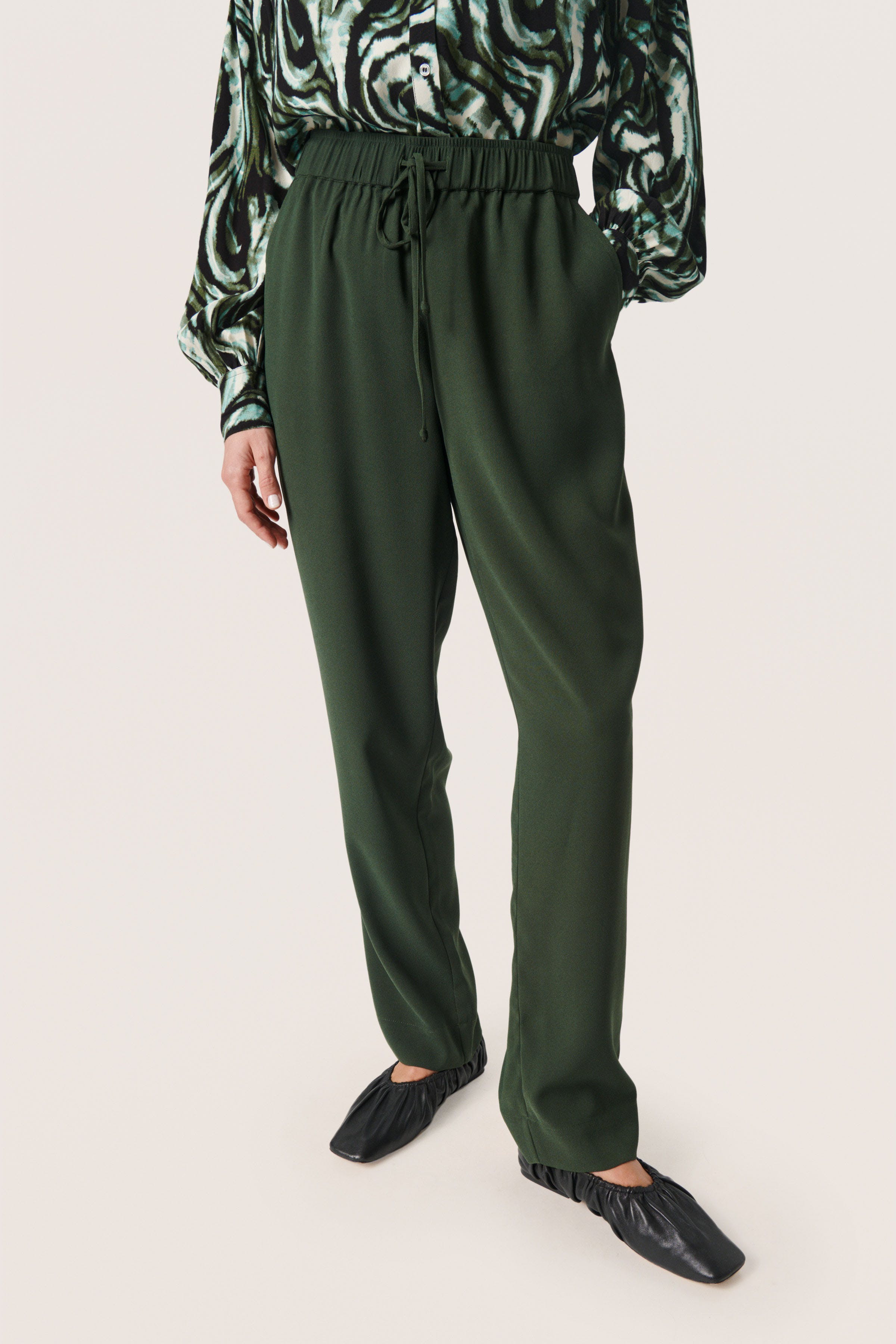 SLShirley Bukser LOOKBOOK FRONT 30406346-190417