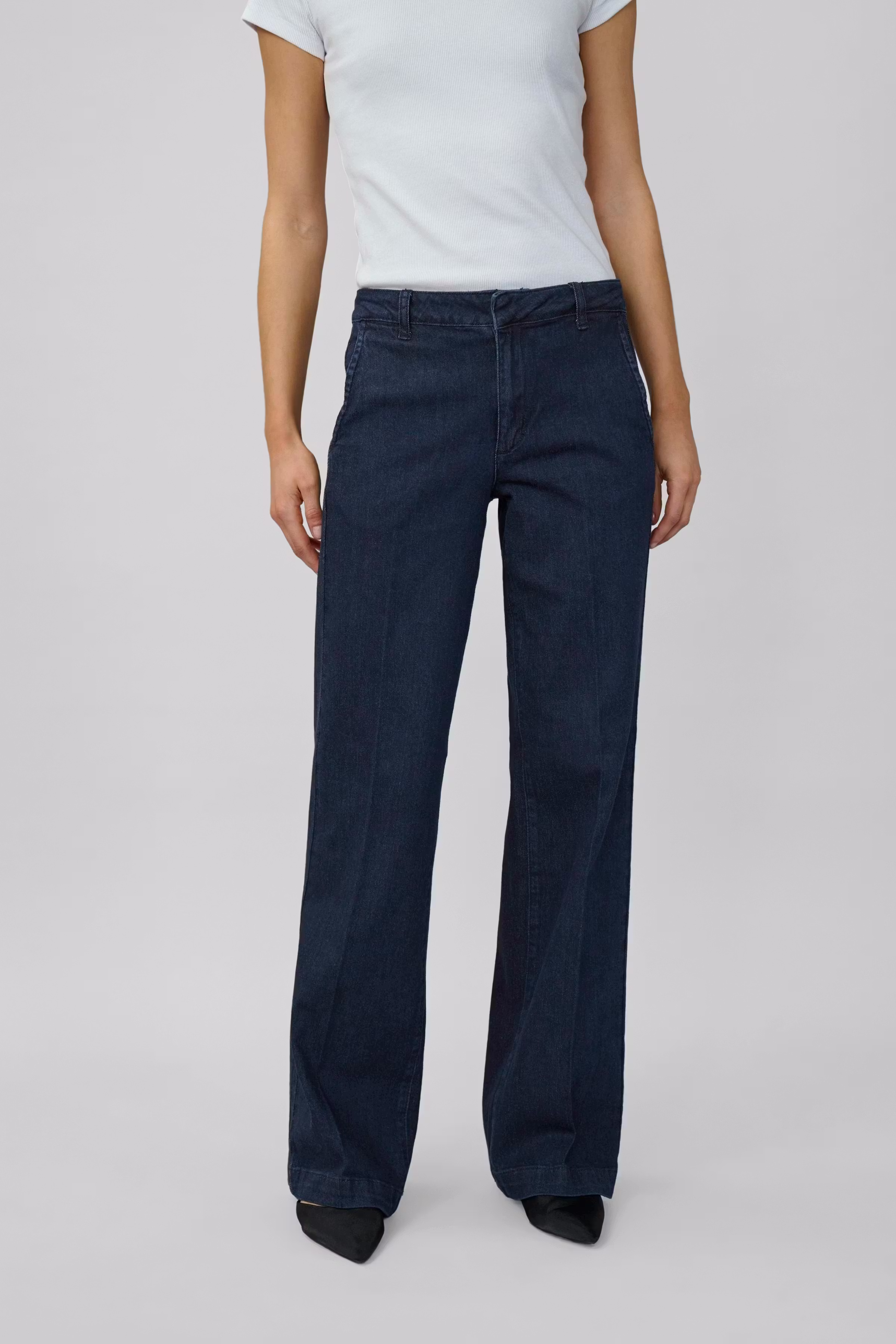 30 THE LARA 115 PANT LOOKBOOK FRONT 10705210-100067