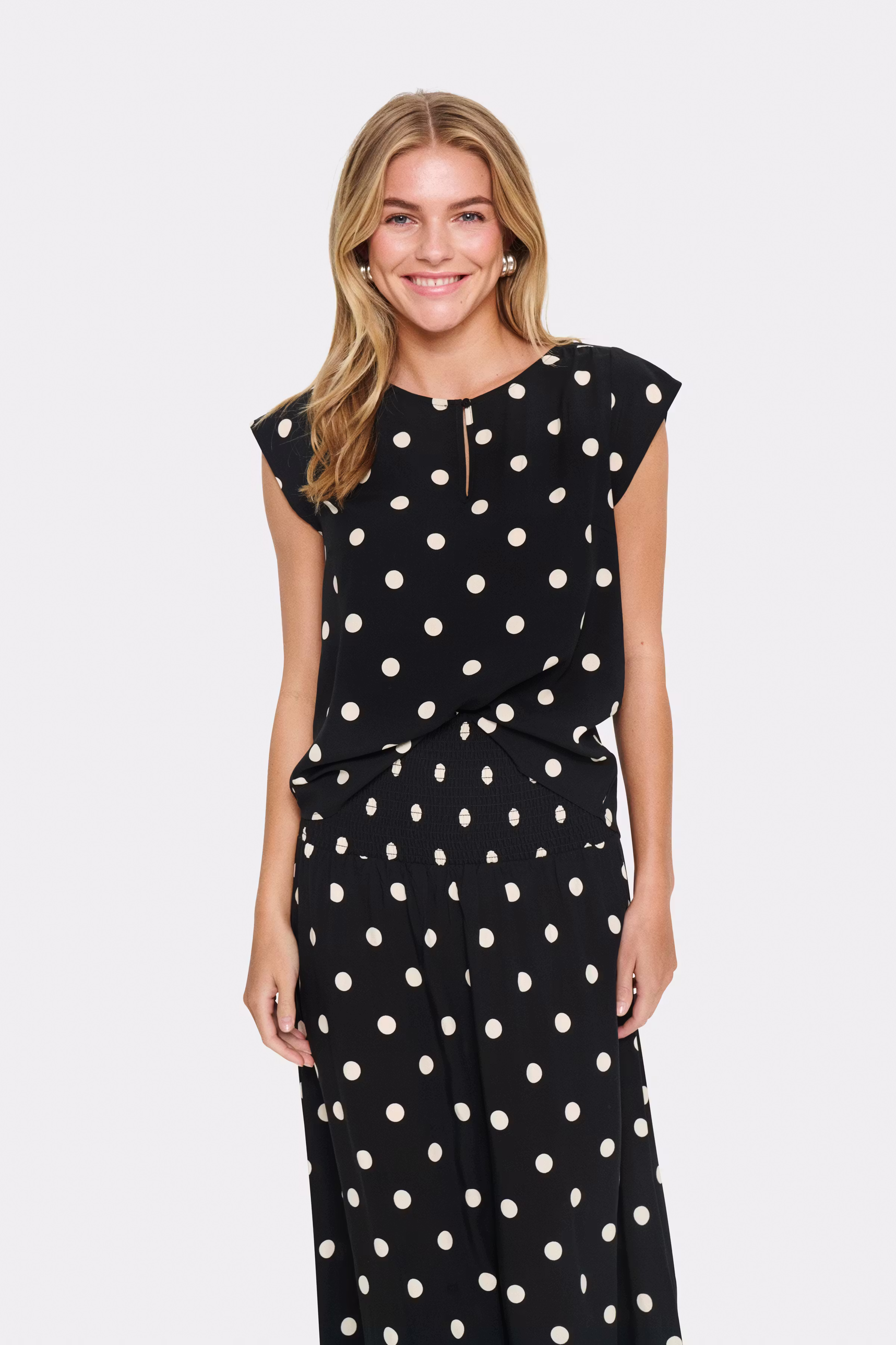 GislaSZ Top LOOKBOOK FRONT 30514245-303864