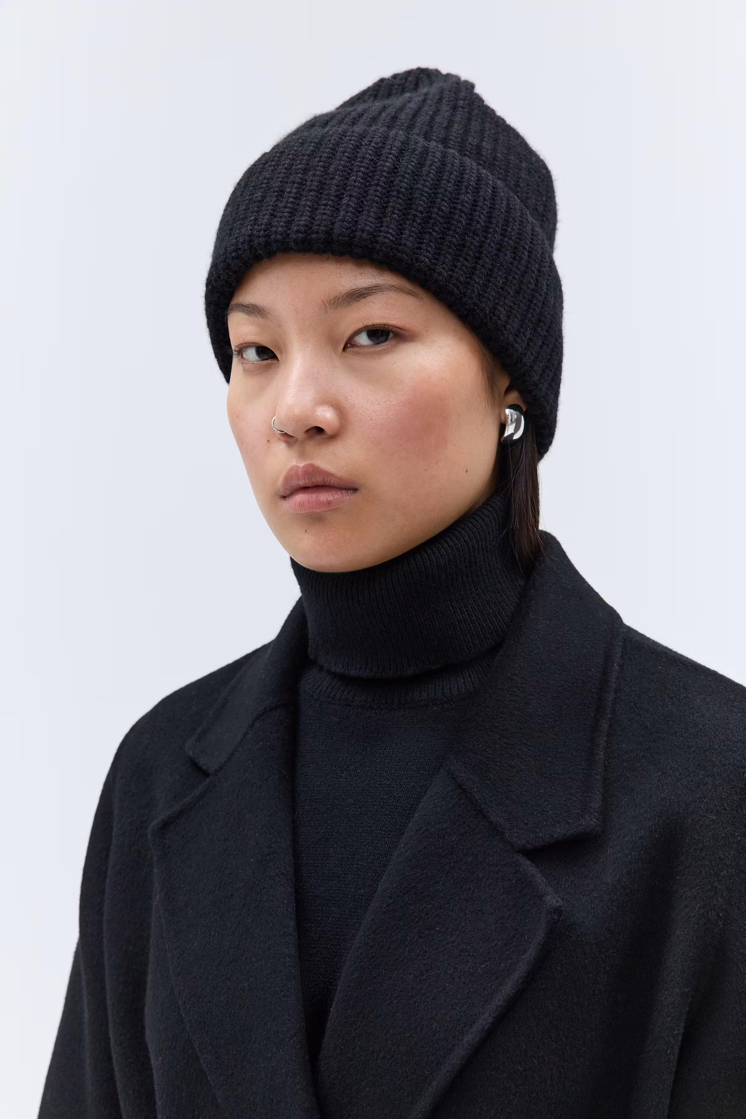 IOAMBER BEANIE LOOKBOOK FRONT 30600716-BK999