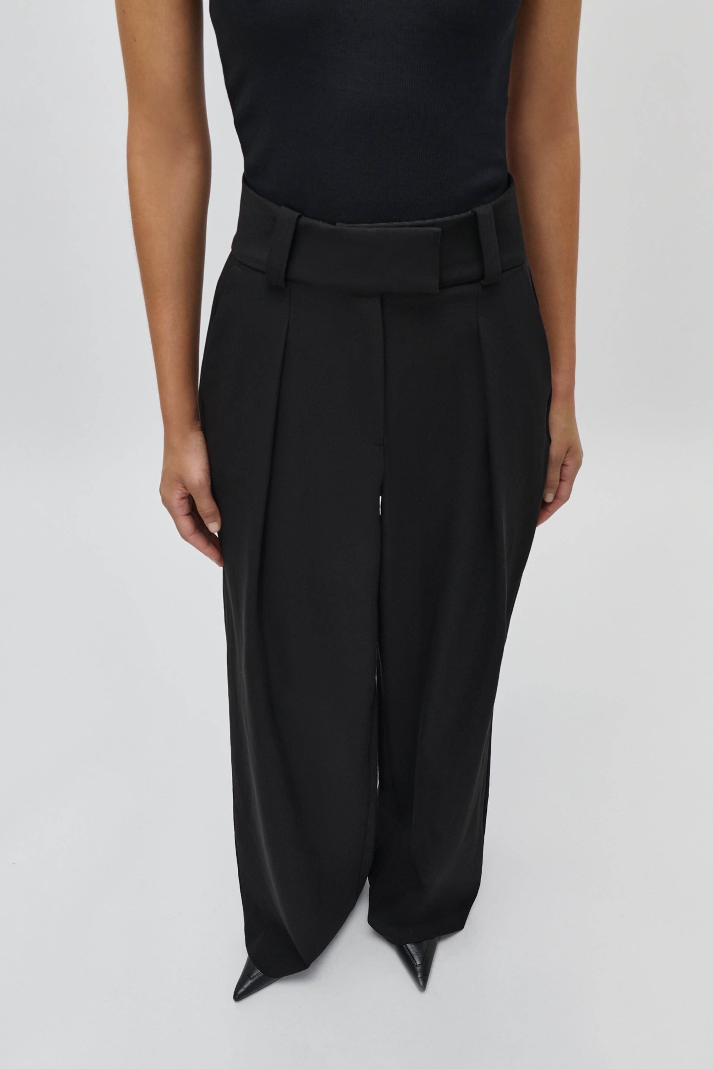 PEONY Hose LOOKBOOK FRONT 30600550-BK999