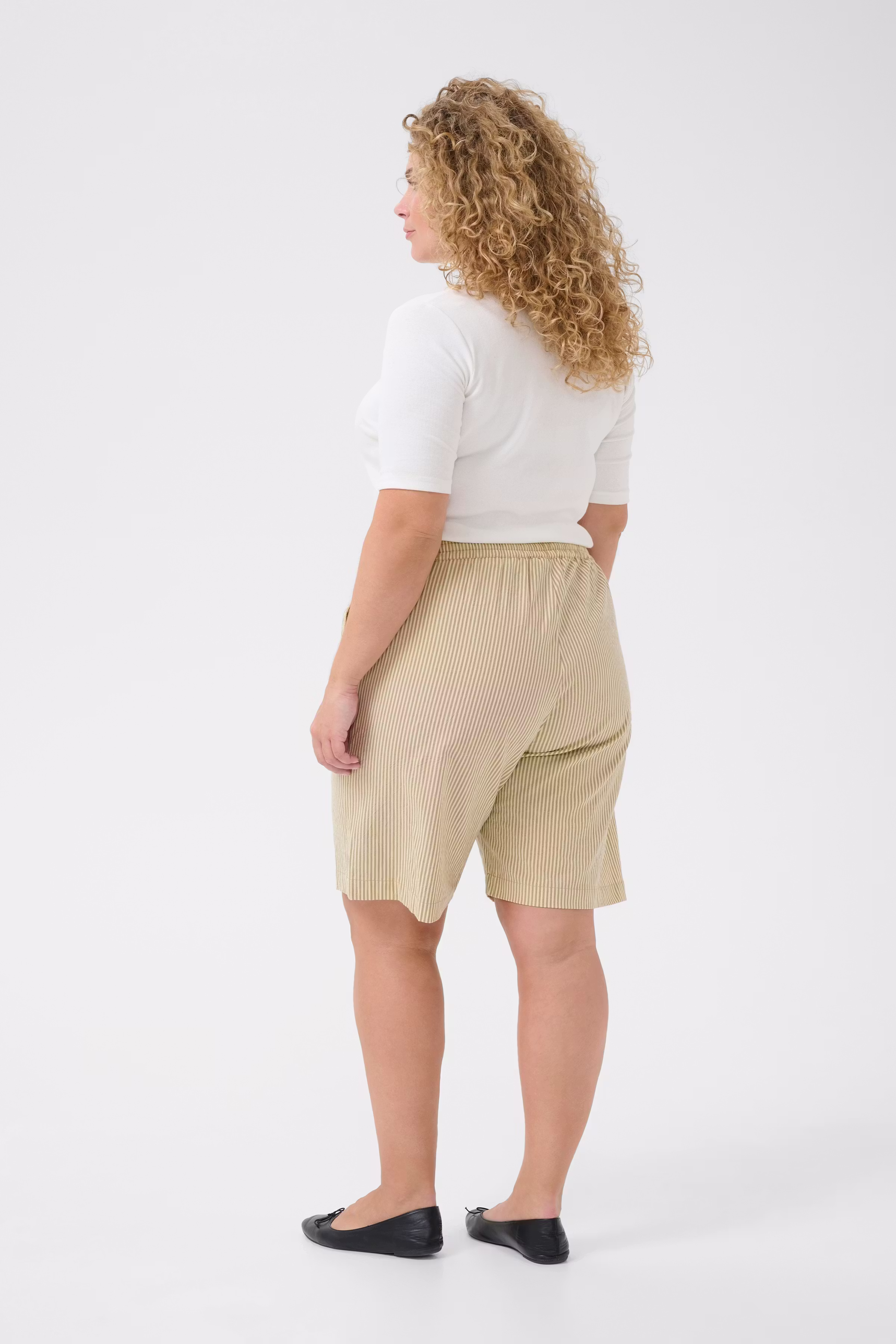 KCnana Shorts LOOKBOOK BACK 10583309-107706