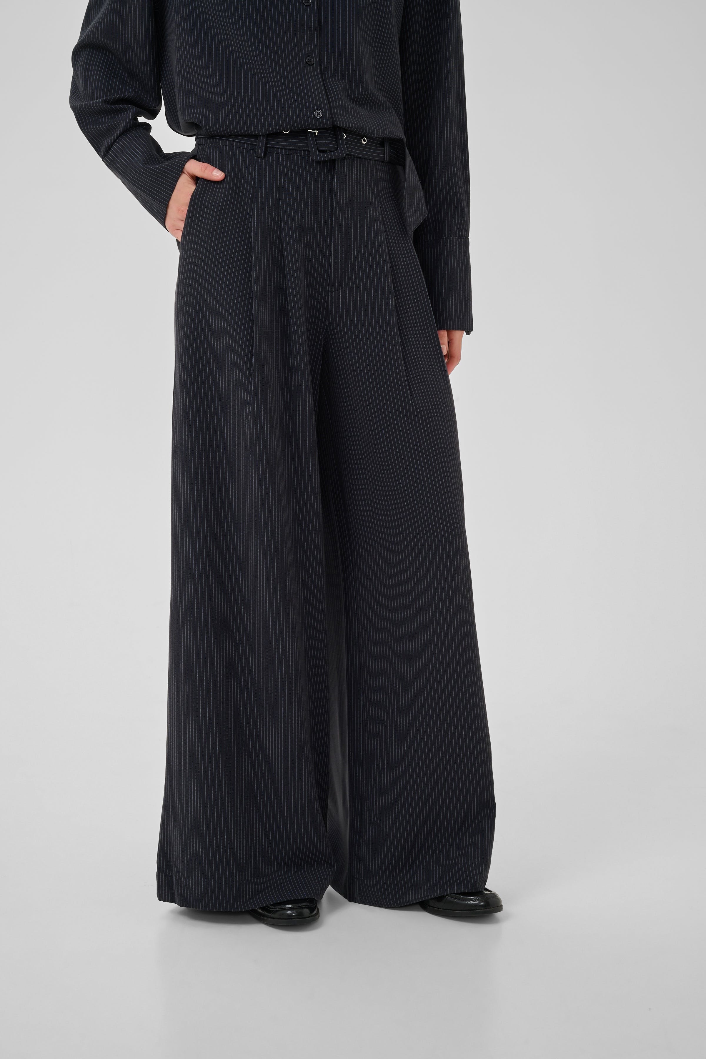 VittaMW Hose LOOKBOOK FRONT 10704999-107047