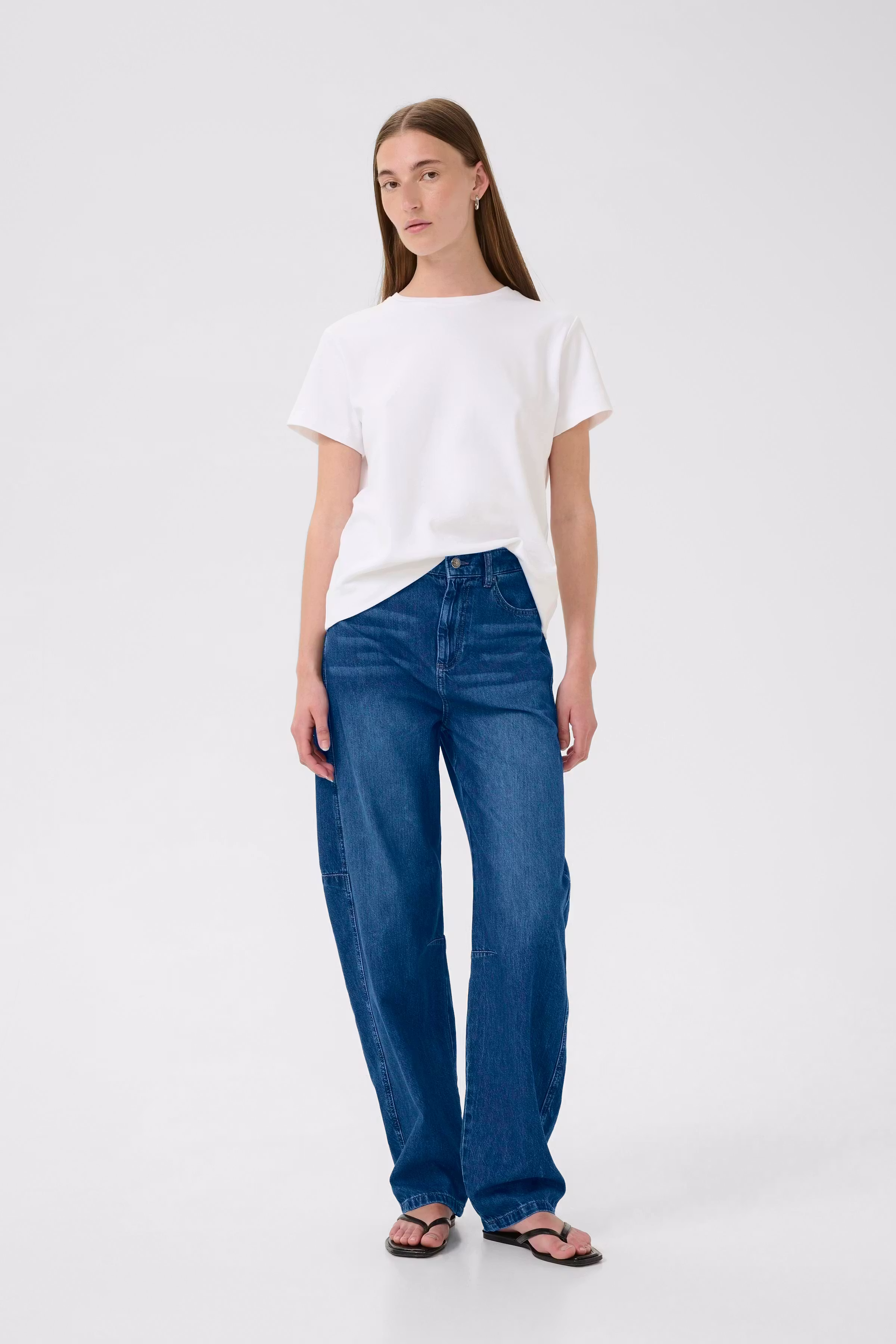 NaavaIW Barrel Jeans LOOKBOOK FRONT 30110841-300325