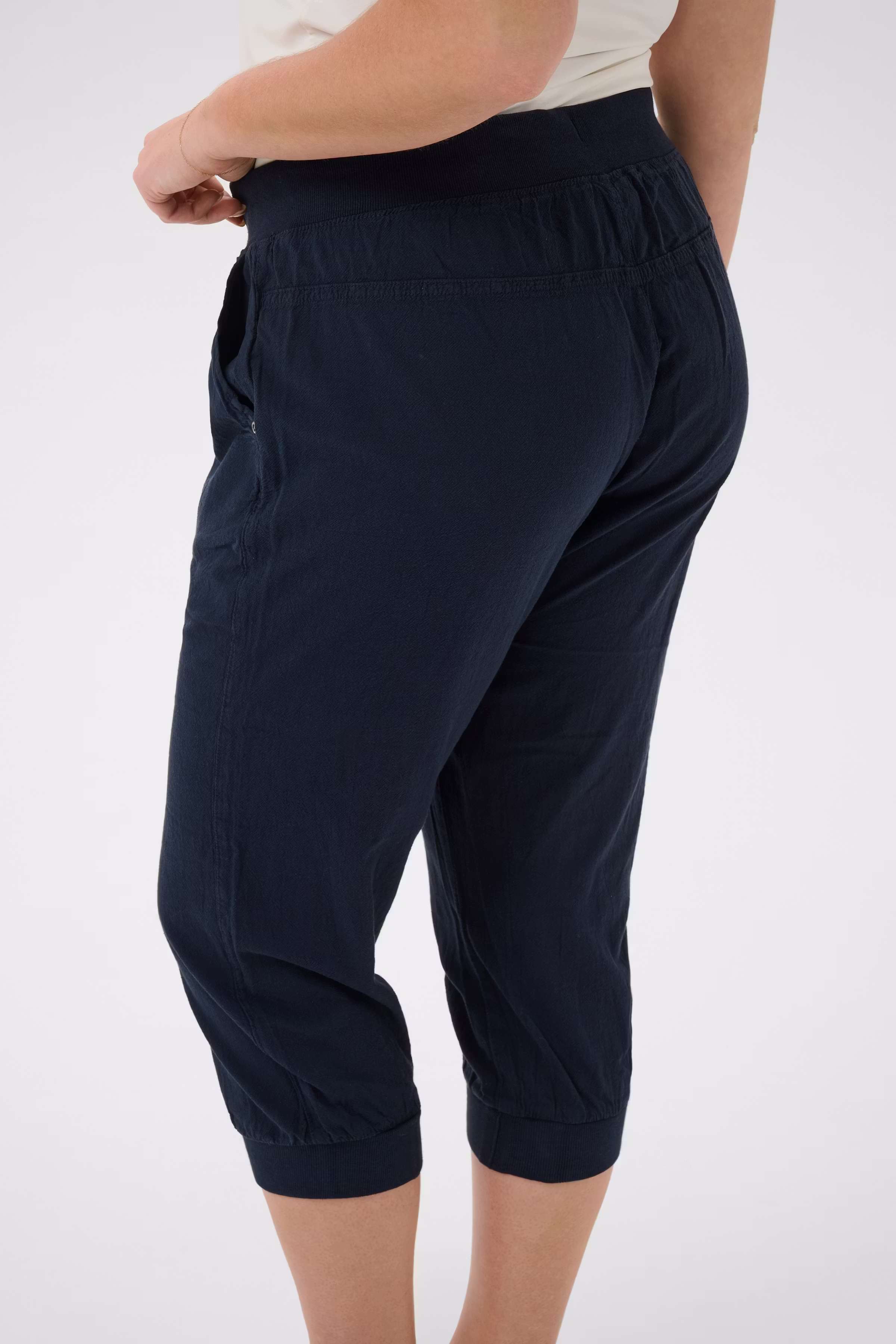 KCnana Capri pants LOOKBOOK DETAIL 10580057-194020