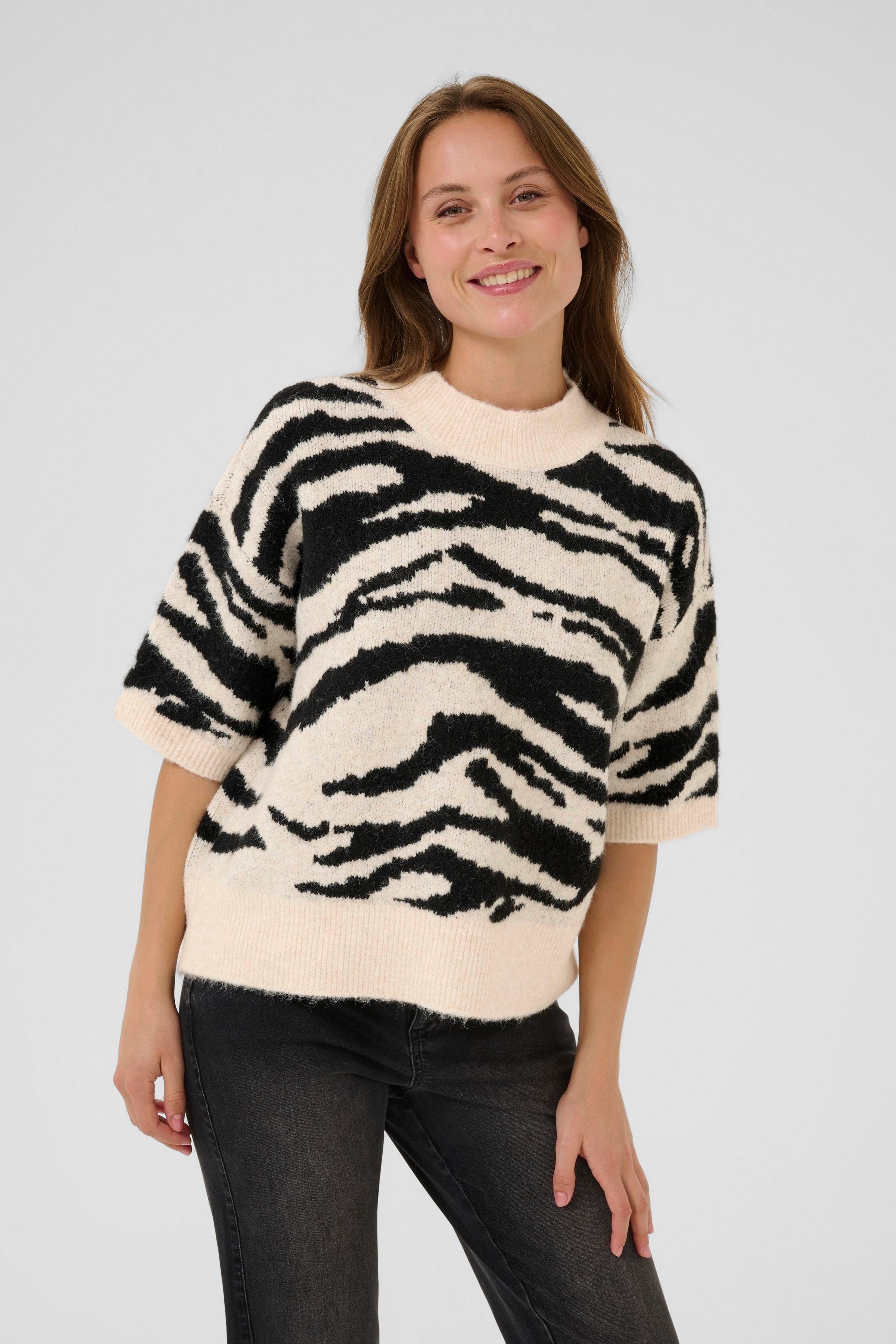 KAsandra Pullover LOOKBOOK FRONT 10510453-108299