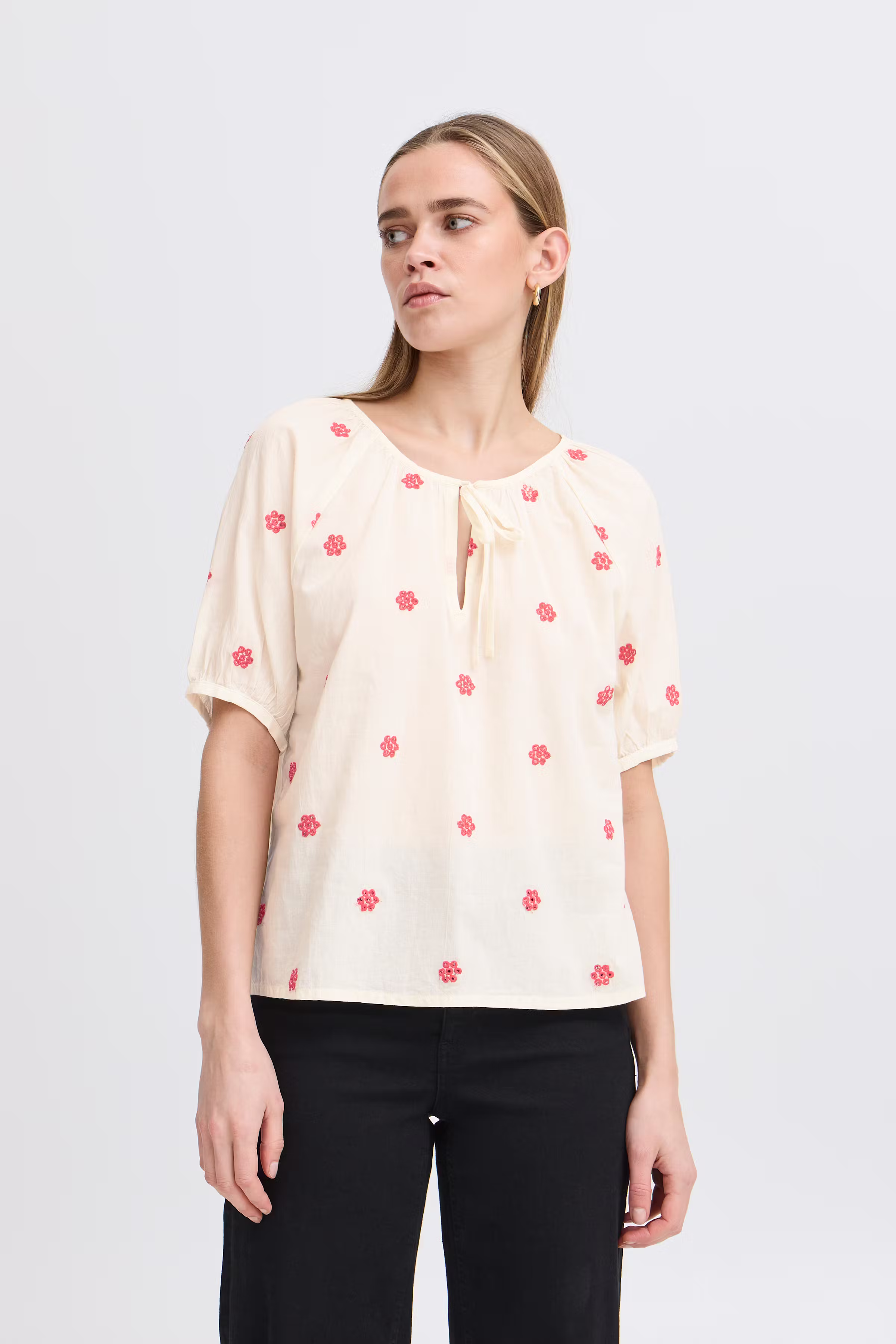 Kortermet bluse LOOKBOOK FRONT 20122831-124301