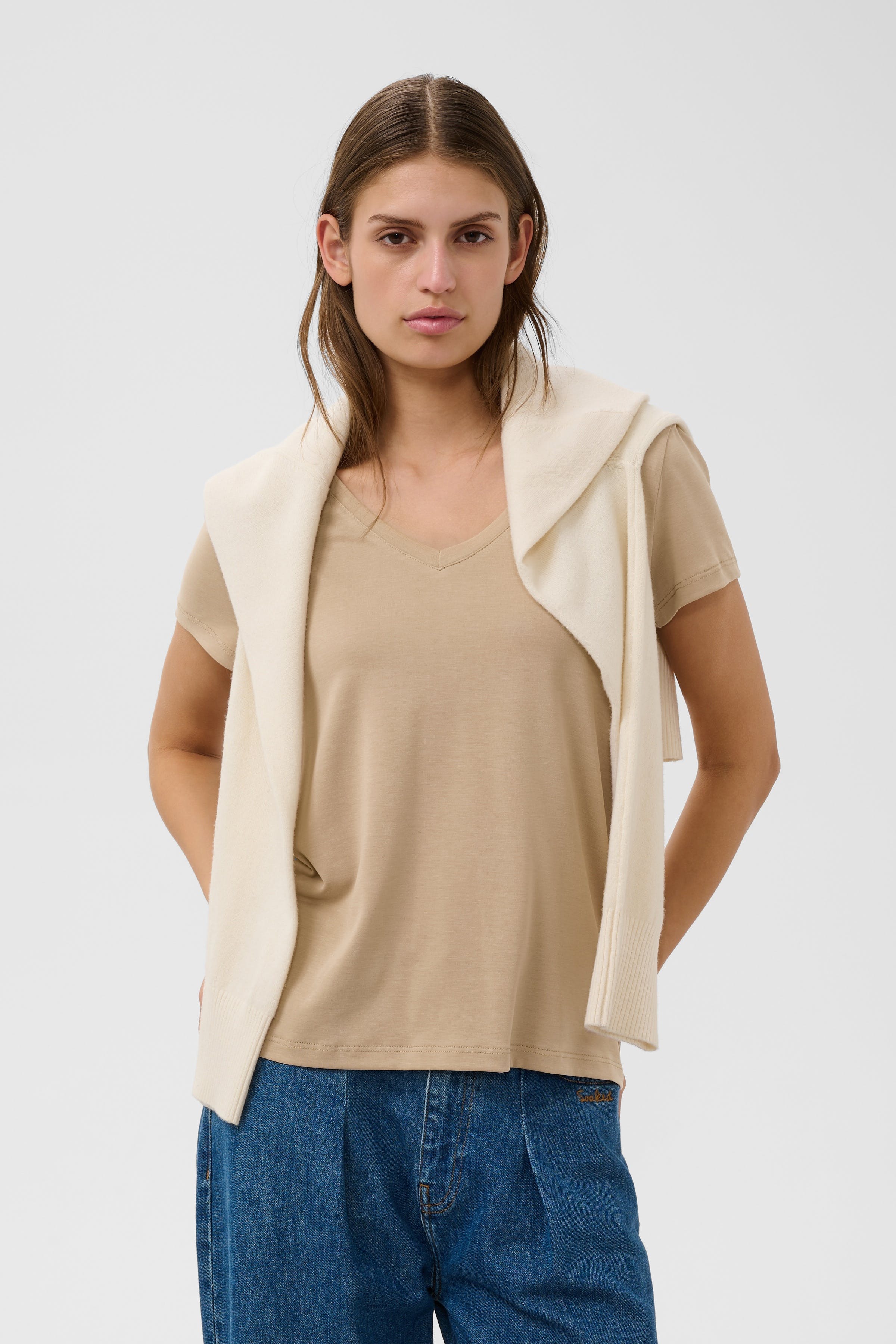 SLColumbine V-neck T-shirt LOOKBOOK FRONT 30404284-171312