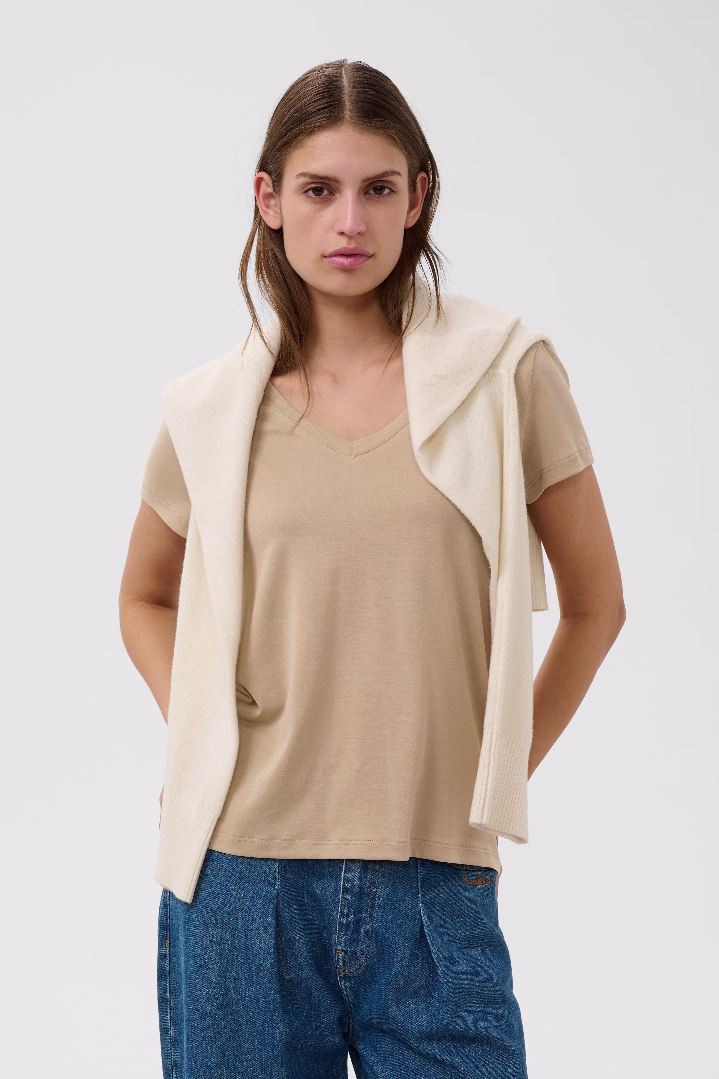 SLColumbine V-neck T-shirt LOOKBOOK FRONT 30404284-171312