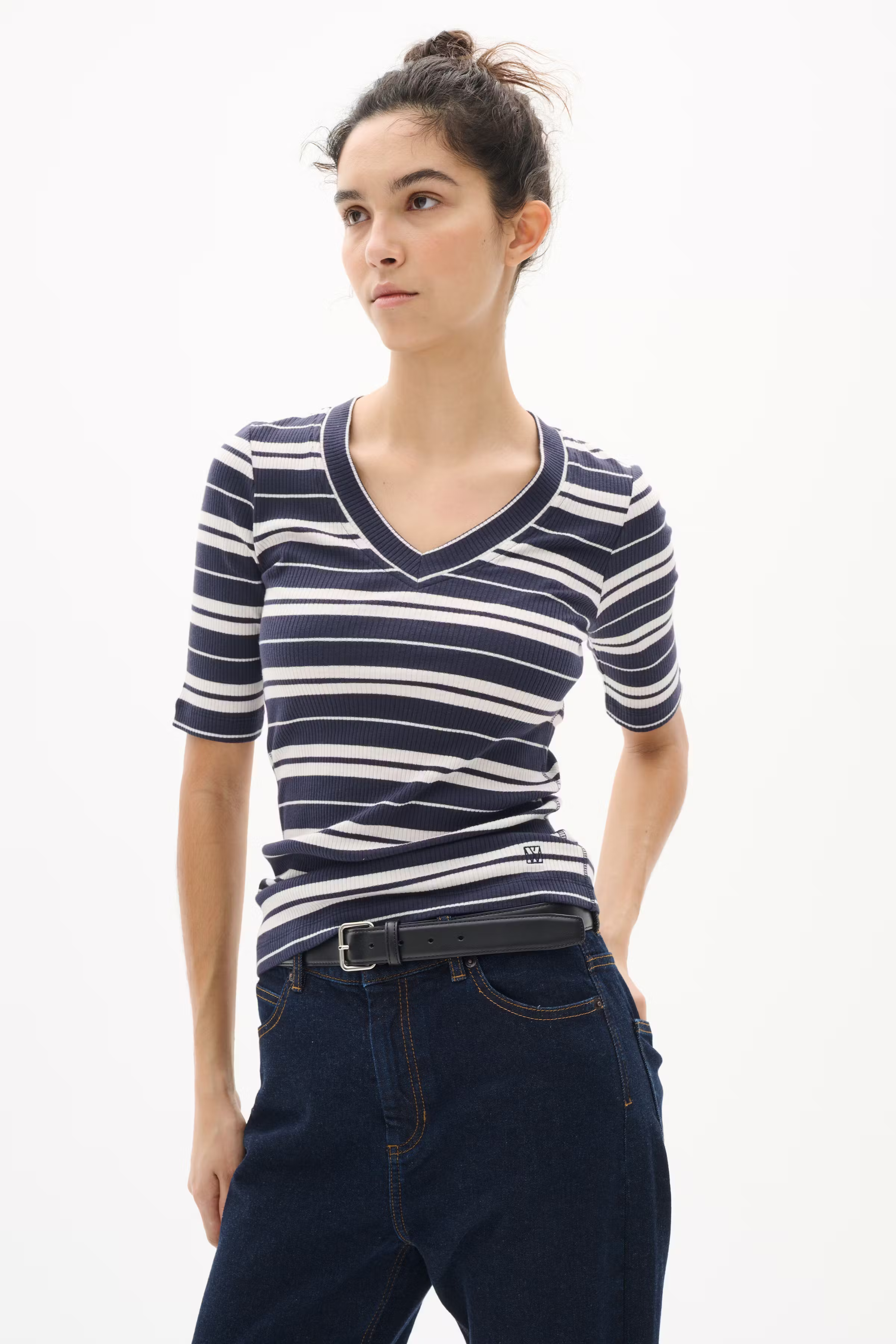 DagnaIW Striped V T-shirt LOOKBOOK FRONT 30107270-303827