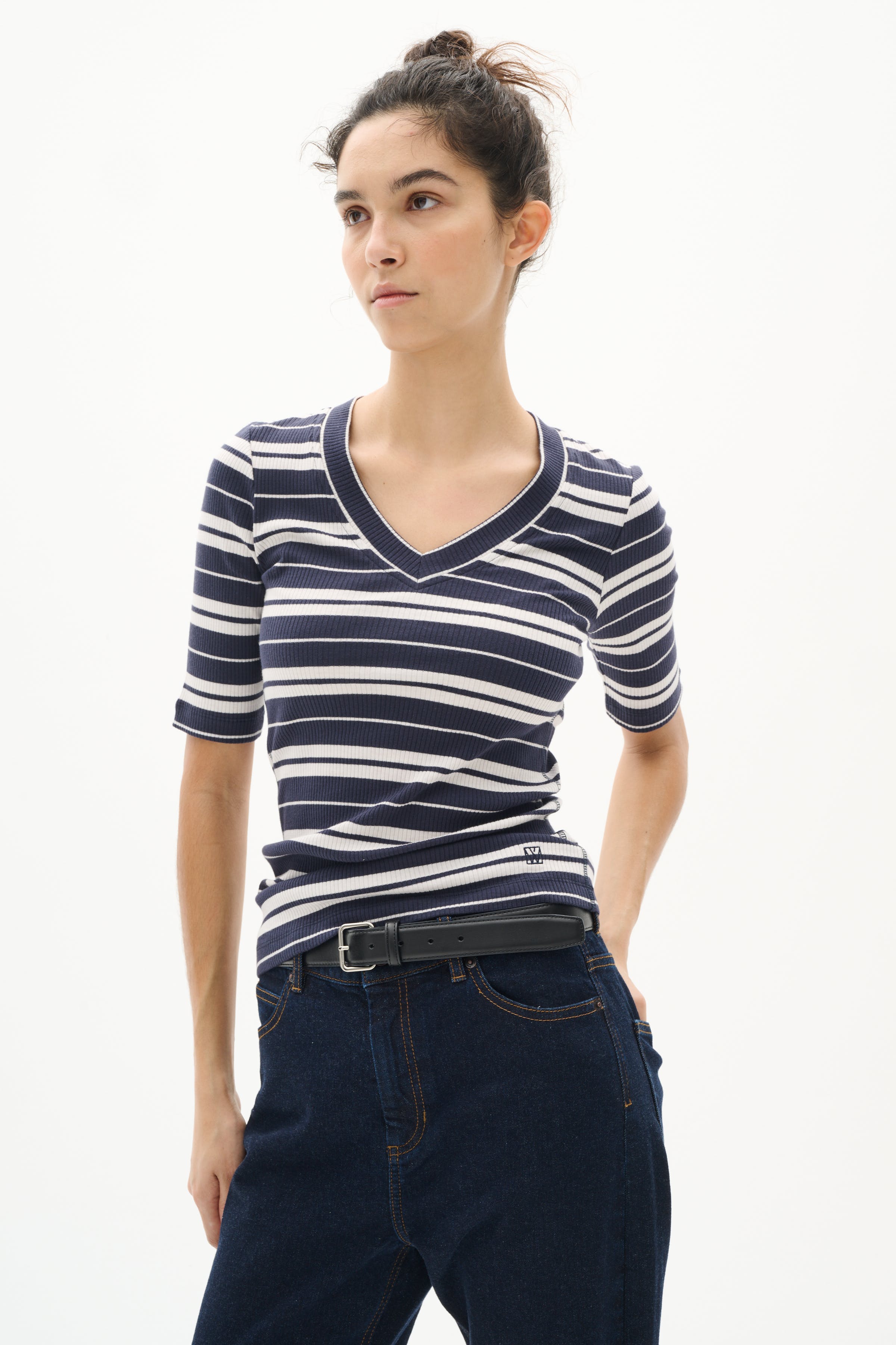 DagnaIW Striped V T-shirt LOOKBOOK FRONT 30107270-303827
