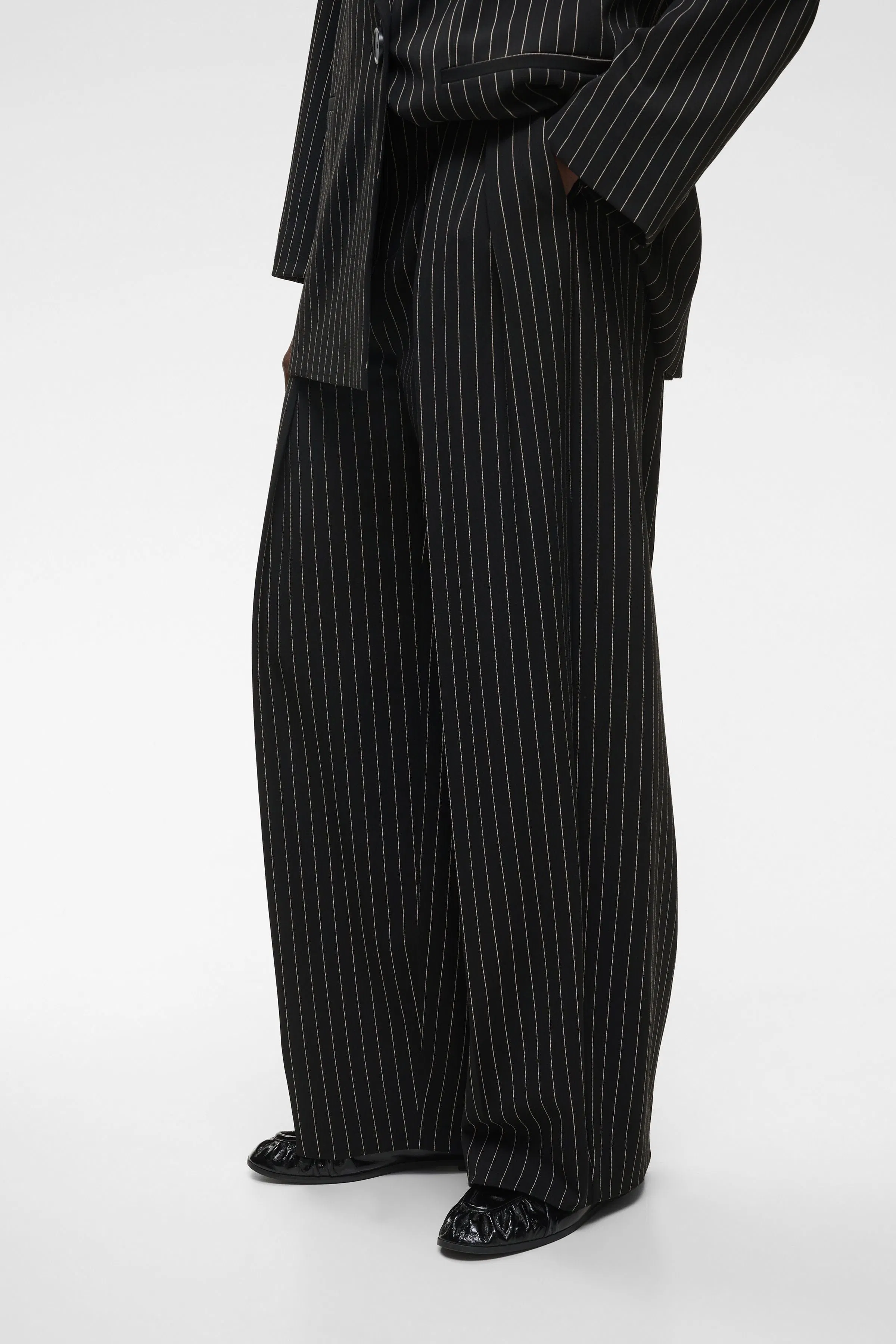 YARAHIW Hose LOOKBOOK FRONT 30112972-194008