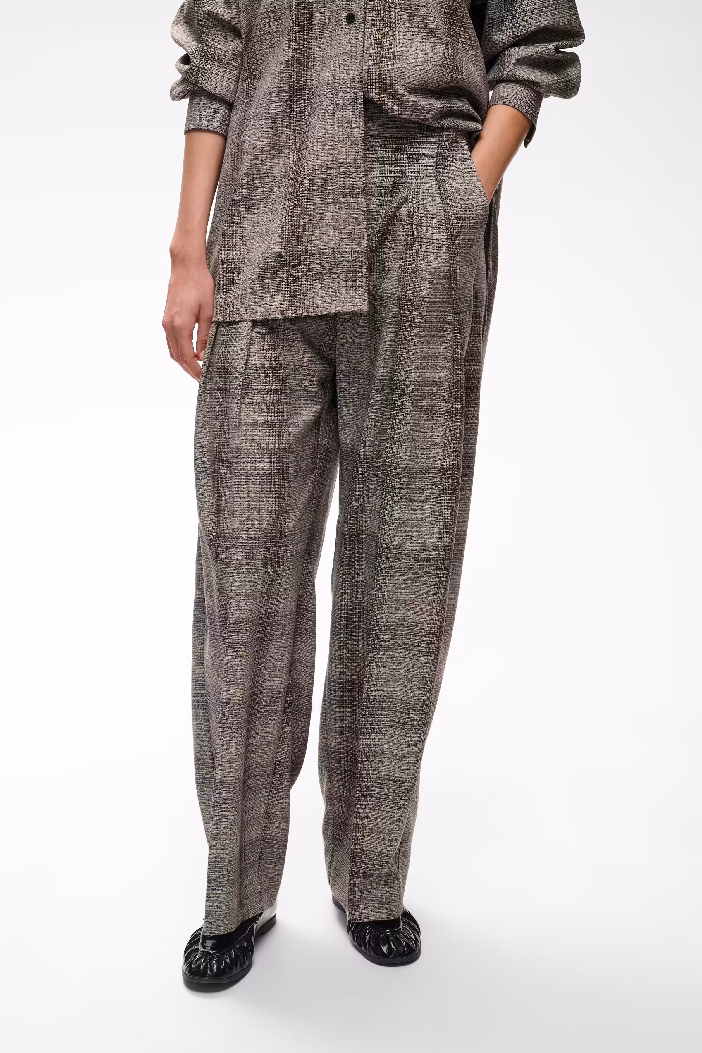 CHECKIEIW Hose LOOKBOOK FRONT 30113084-900013856