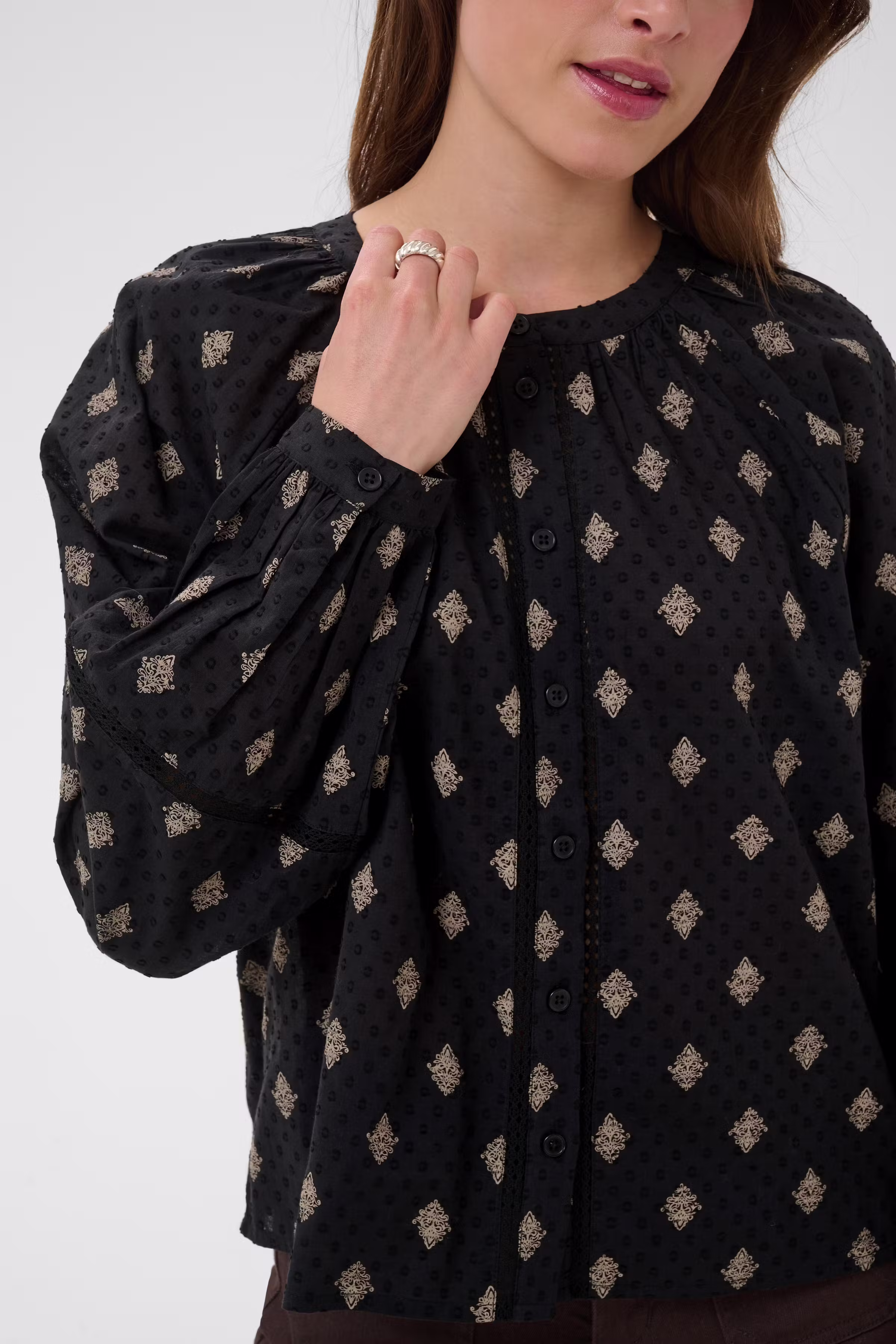 KAwila Shirt LOOKBOOK DETAIL 10511801-109501