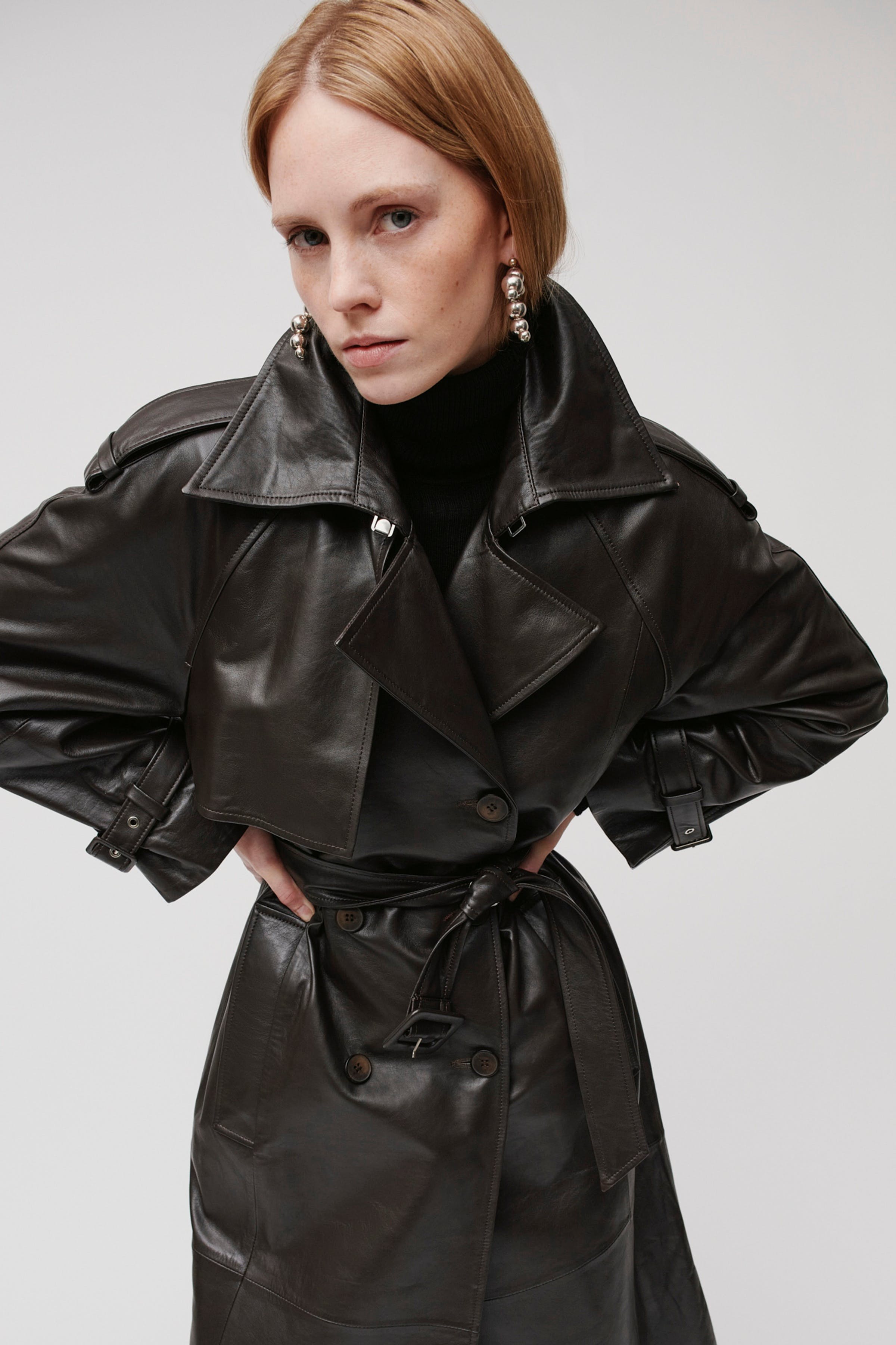 LINDA MANTEL LOOKBOOK FRONT 30600685-BR289