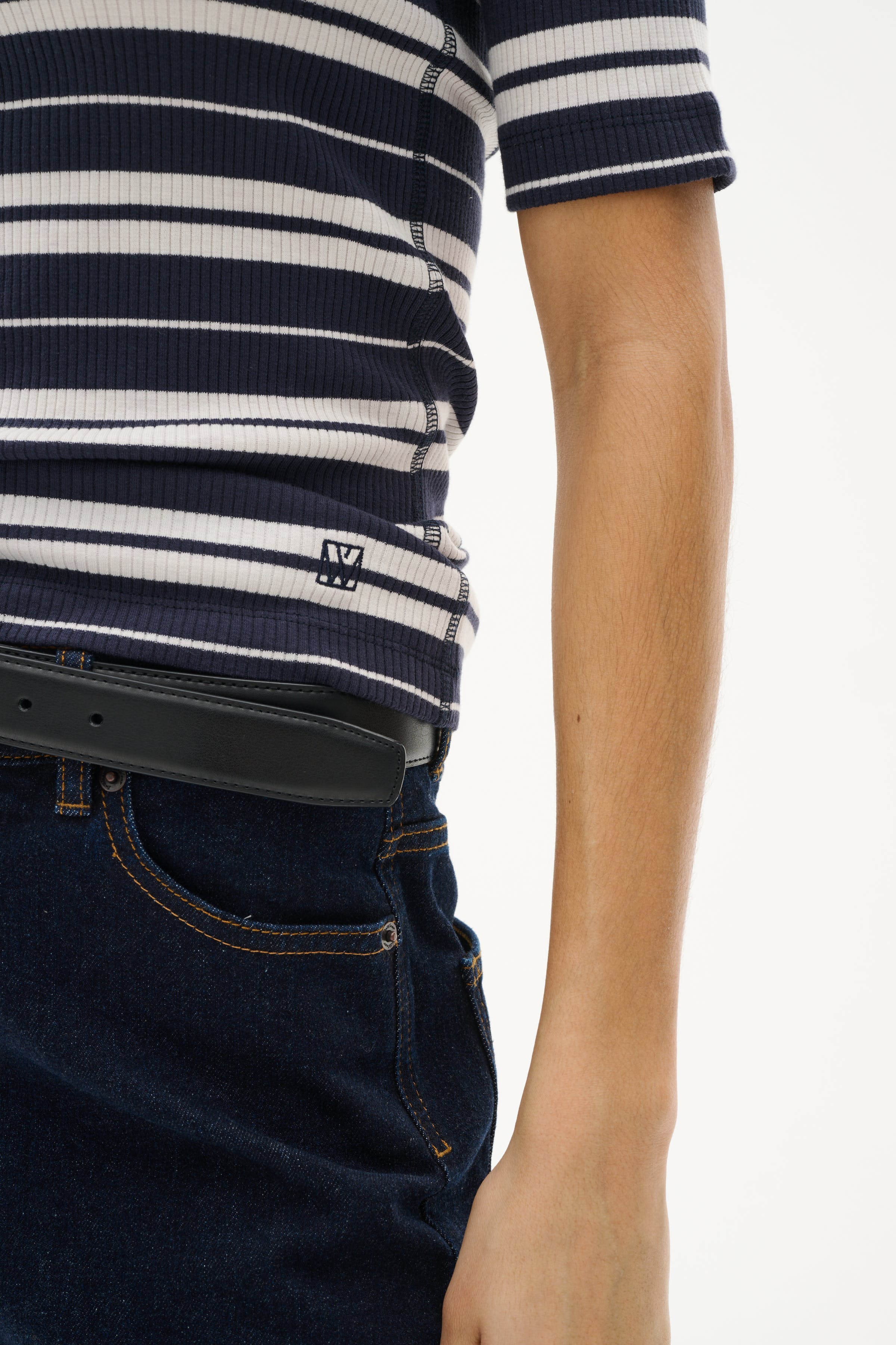 DagnaIW Striped V T-shirt LOOKBOOK DETAIL 30107270-303827