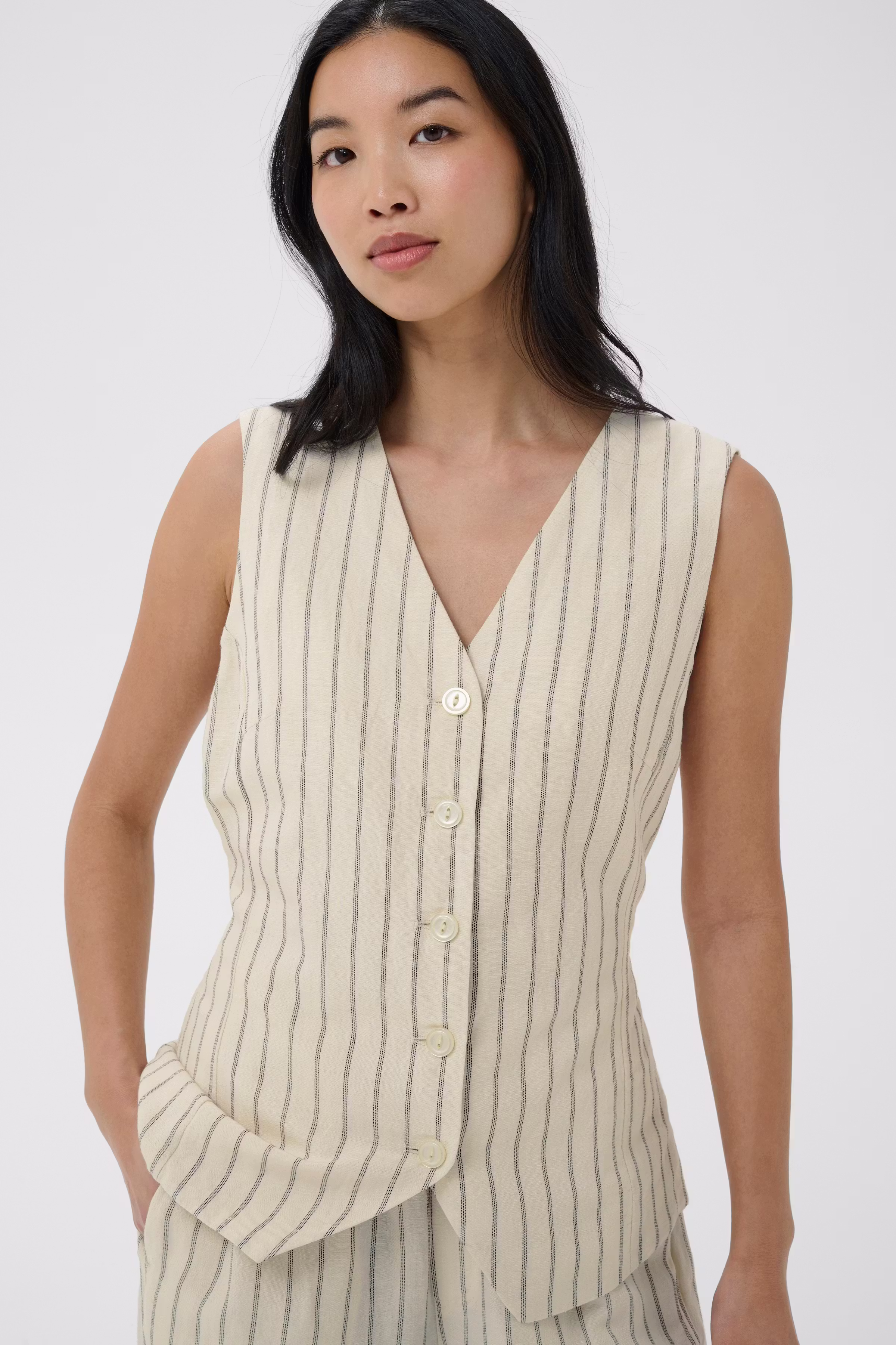 BintaPW Waistcoat LOOKBOOK DETAIL 30310520-304935