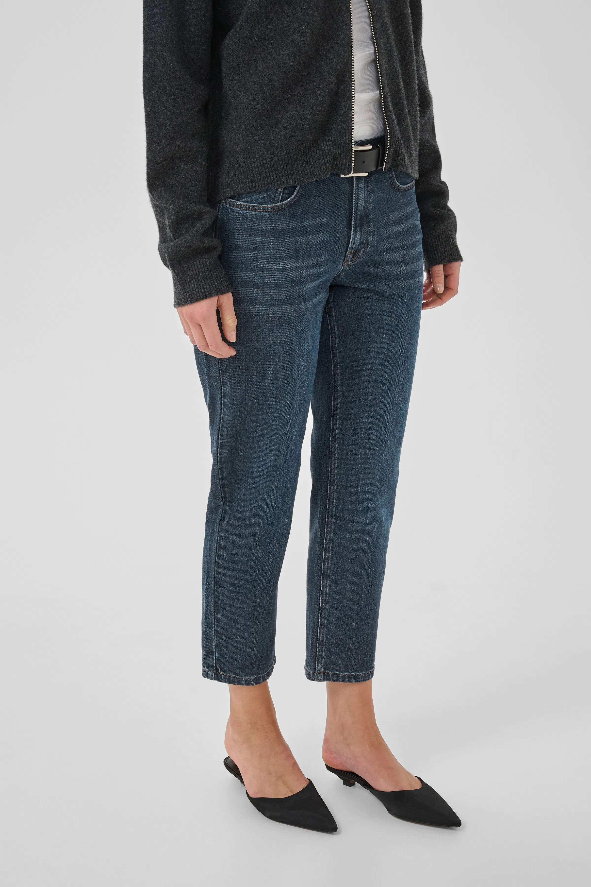04 THE MOMMY HIGH TAPERED JEANS LOOKBOOK FRONT 10704537-100062